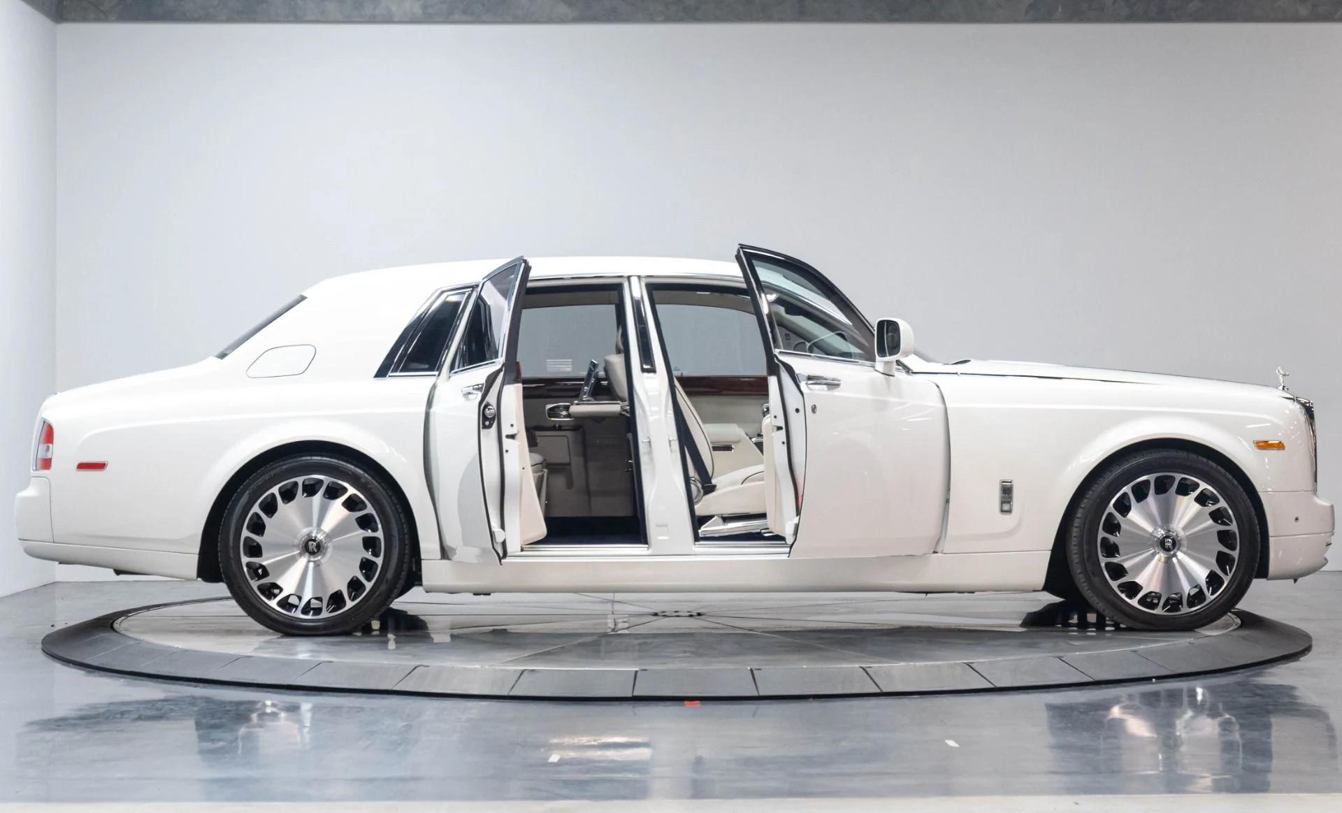 mph020_255558135_Used_2013_Rolls_Royce_Phantom_1784226914_620d62609f