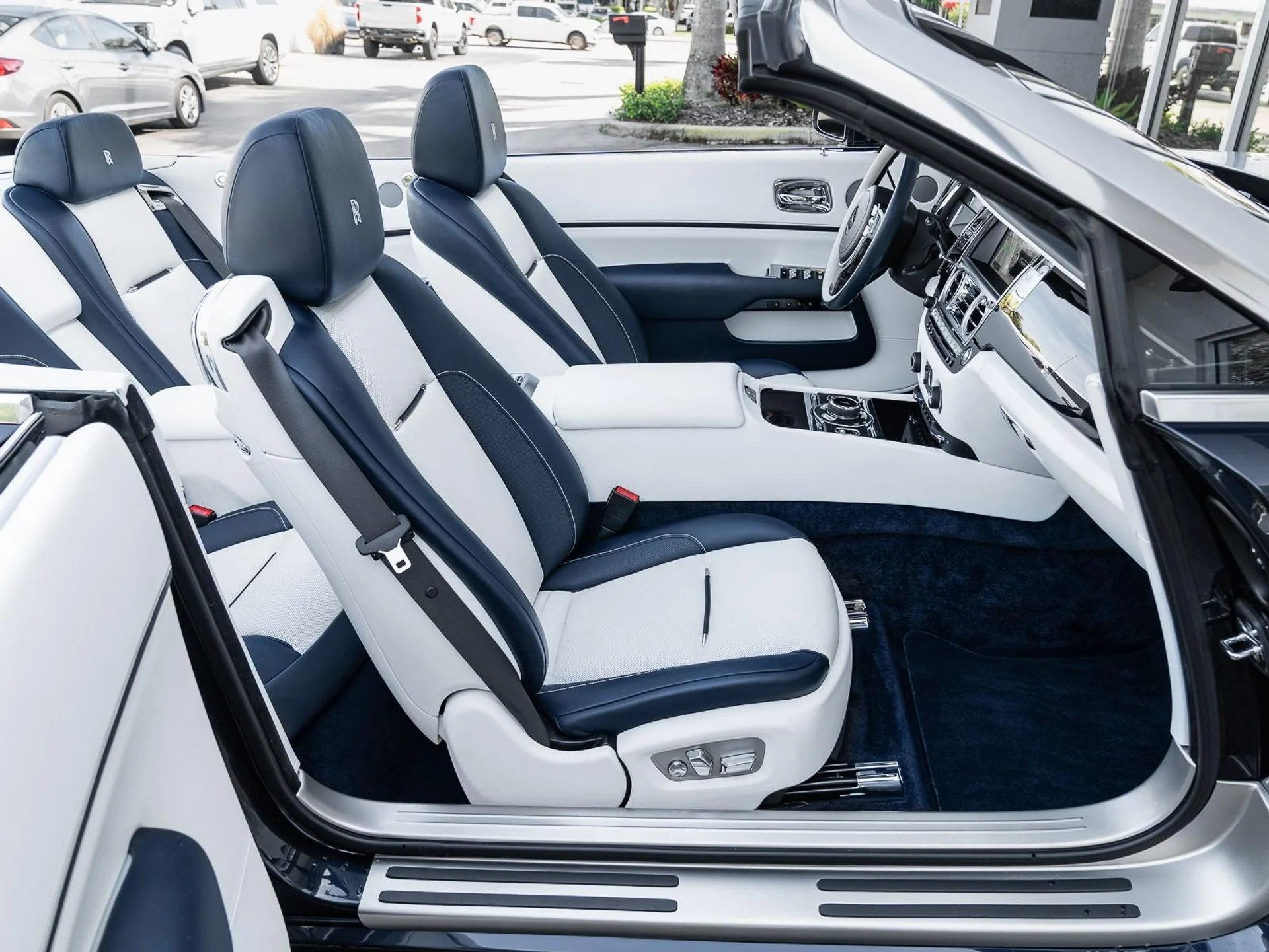 mph020_2559956144_Used_2018_Rolls_Royce_Dawn_Convertible_1764360443_063e72c87d