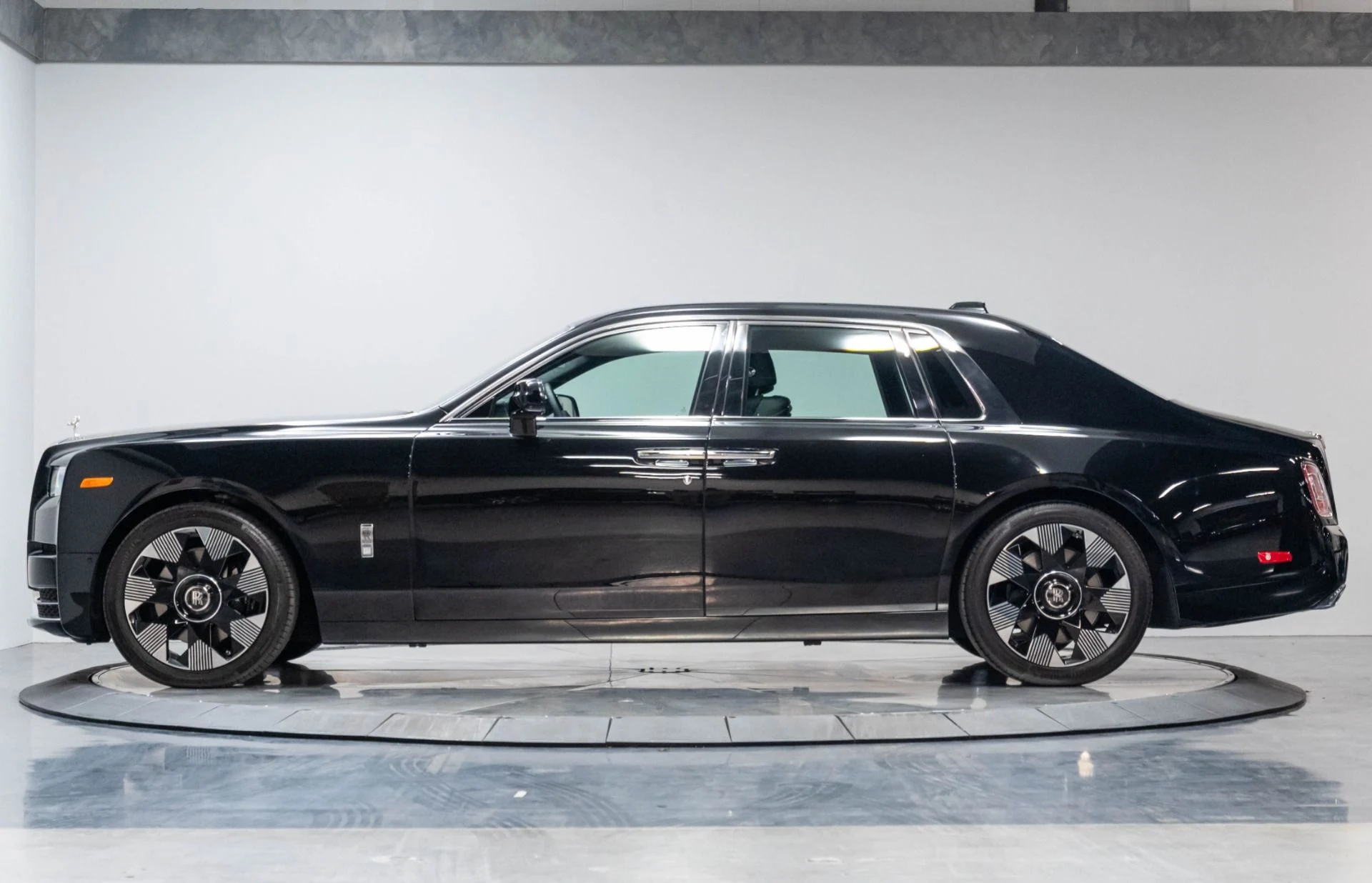 mph020_2593240619_Used_2024_Rolls_Royce_Phantom_1786998181_d9ad9e8161
