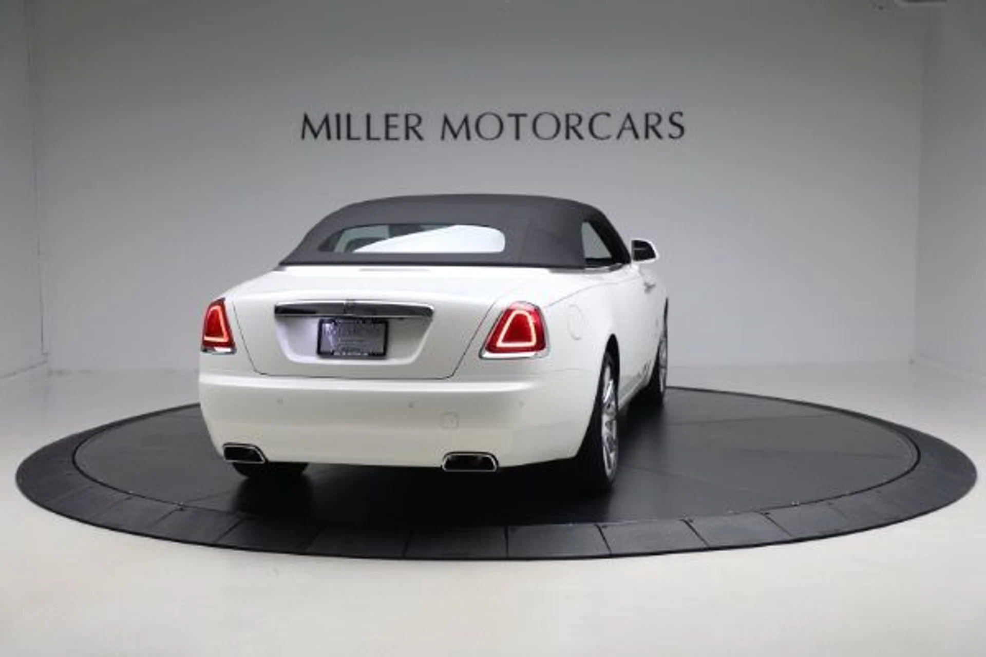 mph020_2602012460_Used_2018_Rolls_Royce_Dawn_7f9035f943