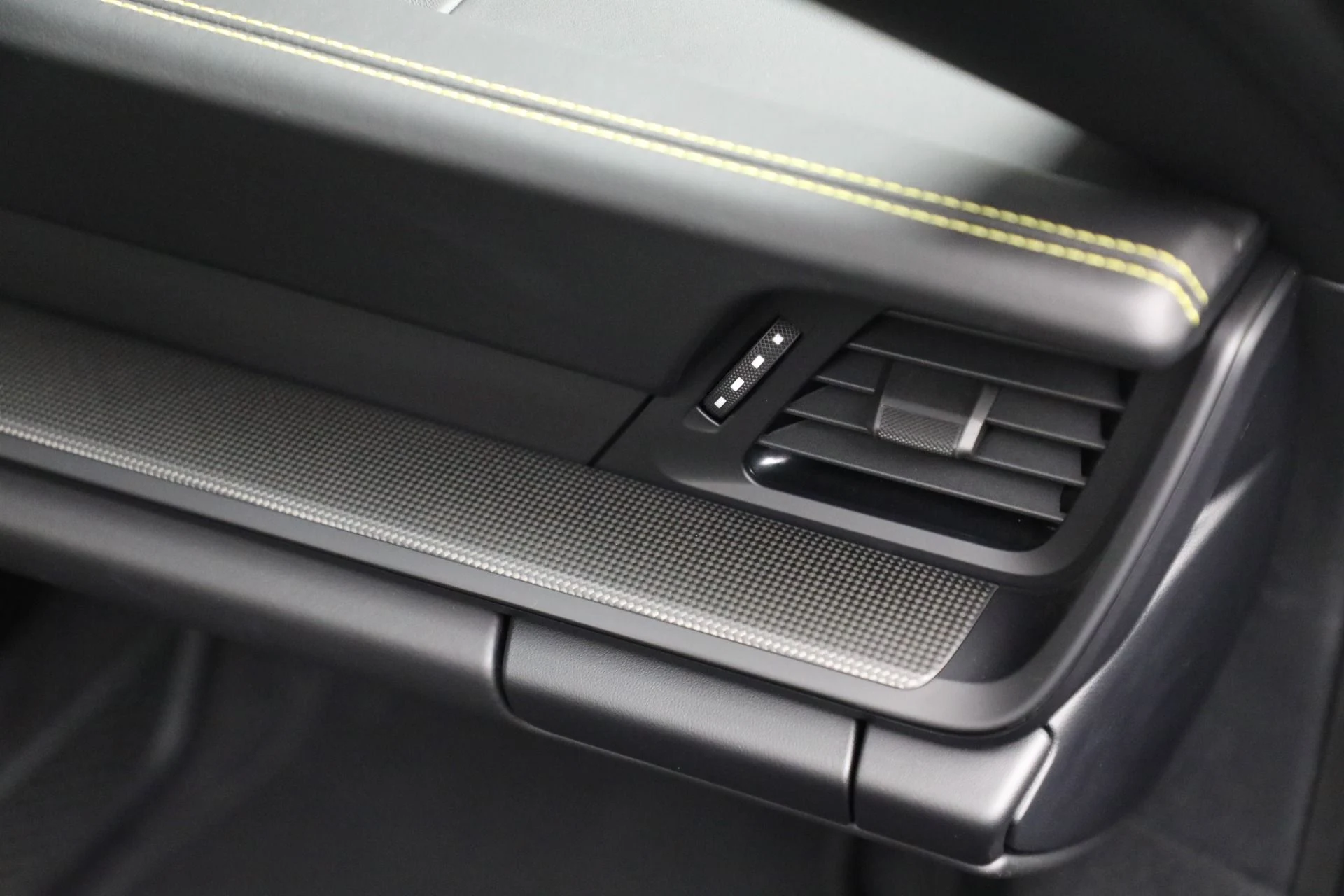 mph020_2613554071_Used_2024_Porsche_911_Targa_4_GTS_1761677247_cc13252149