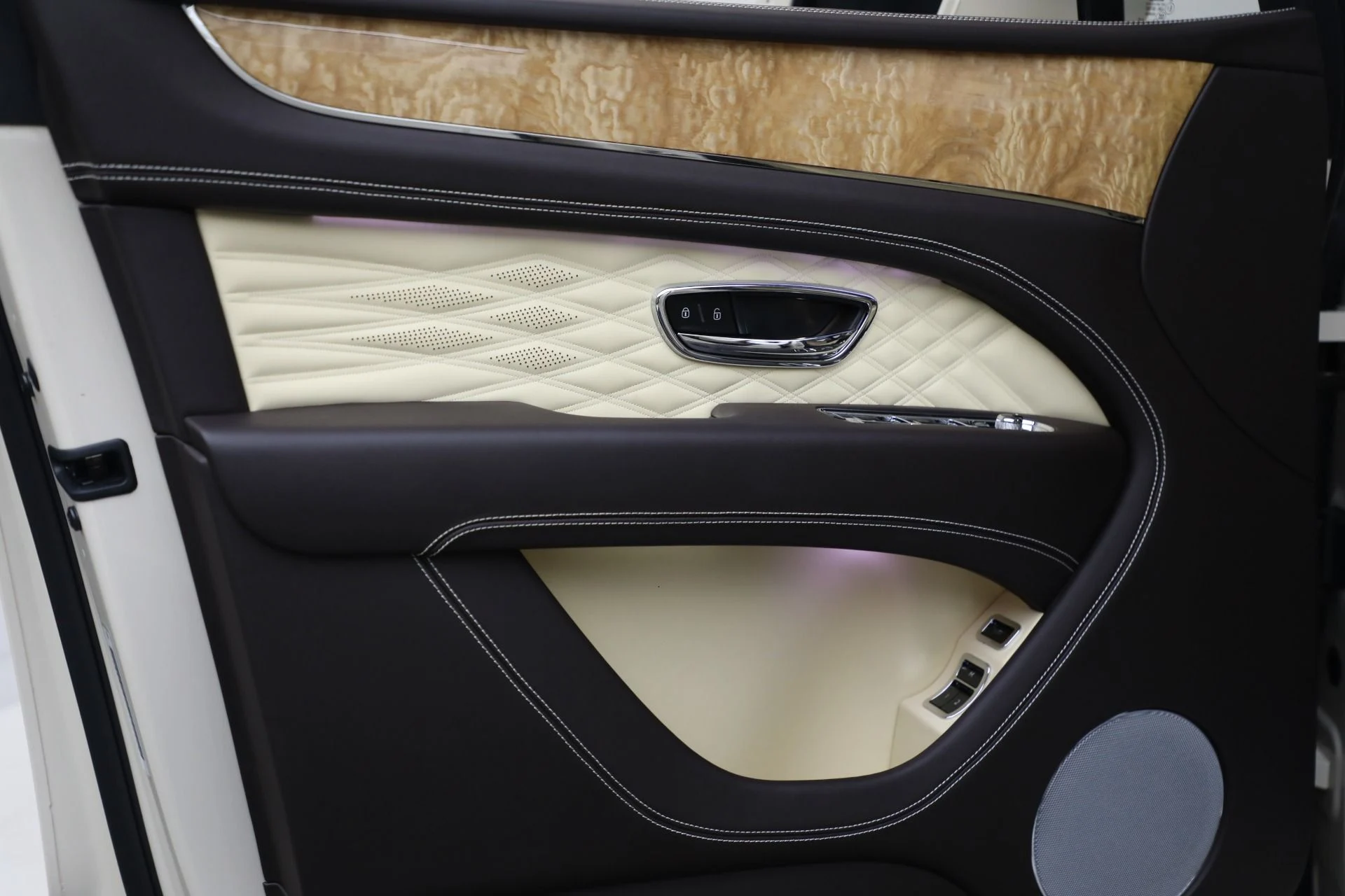 mph020_2614551395_New_2025_Bentley_Bentayga_Azure_V8_5de5d39771
