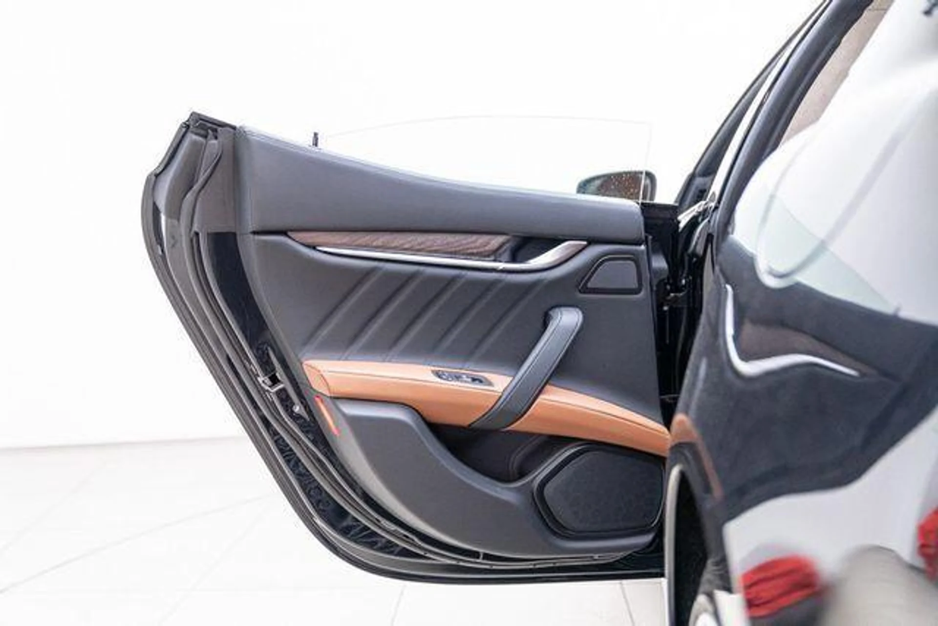 mph020_2622679903_New_2023_Maserati_Ghibli_Modena_1753160511_7b23ba5aff