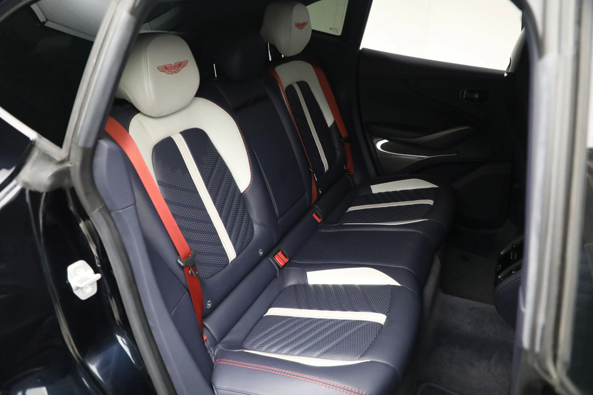mph020_2628041623_Used_2023_Aston_Martin_DBX_707_d9a24e793b