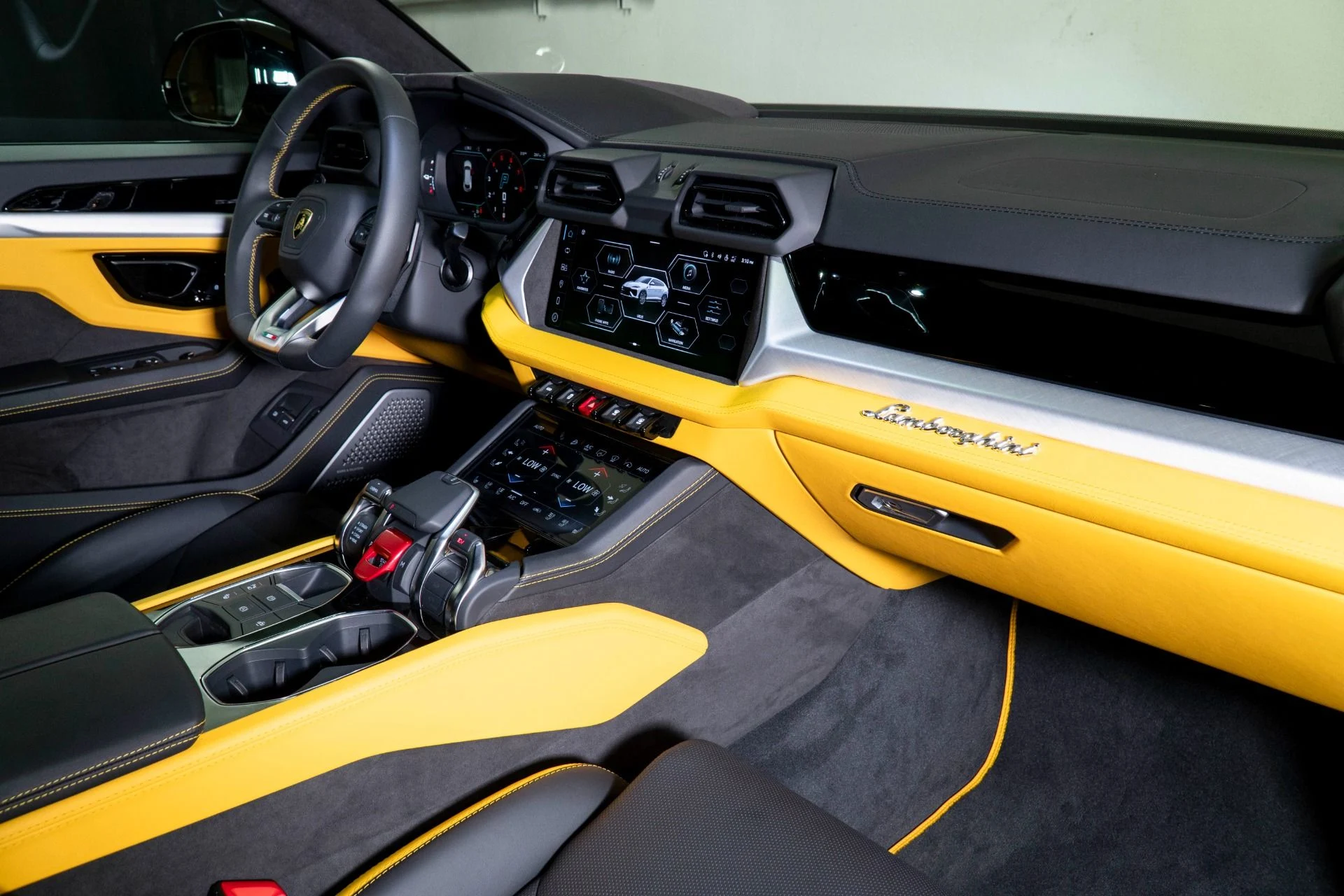 mph020_264953169_Used_2025_Lamborghini_Urus_SE_1777525057_5df77c02e2