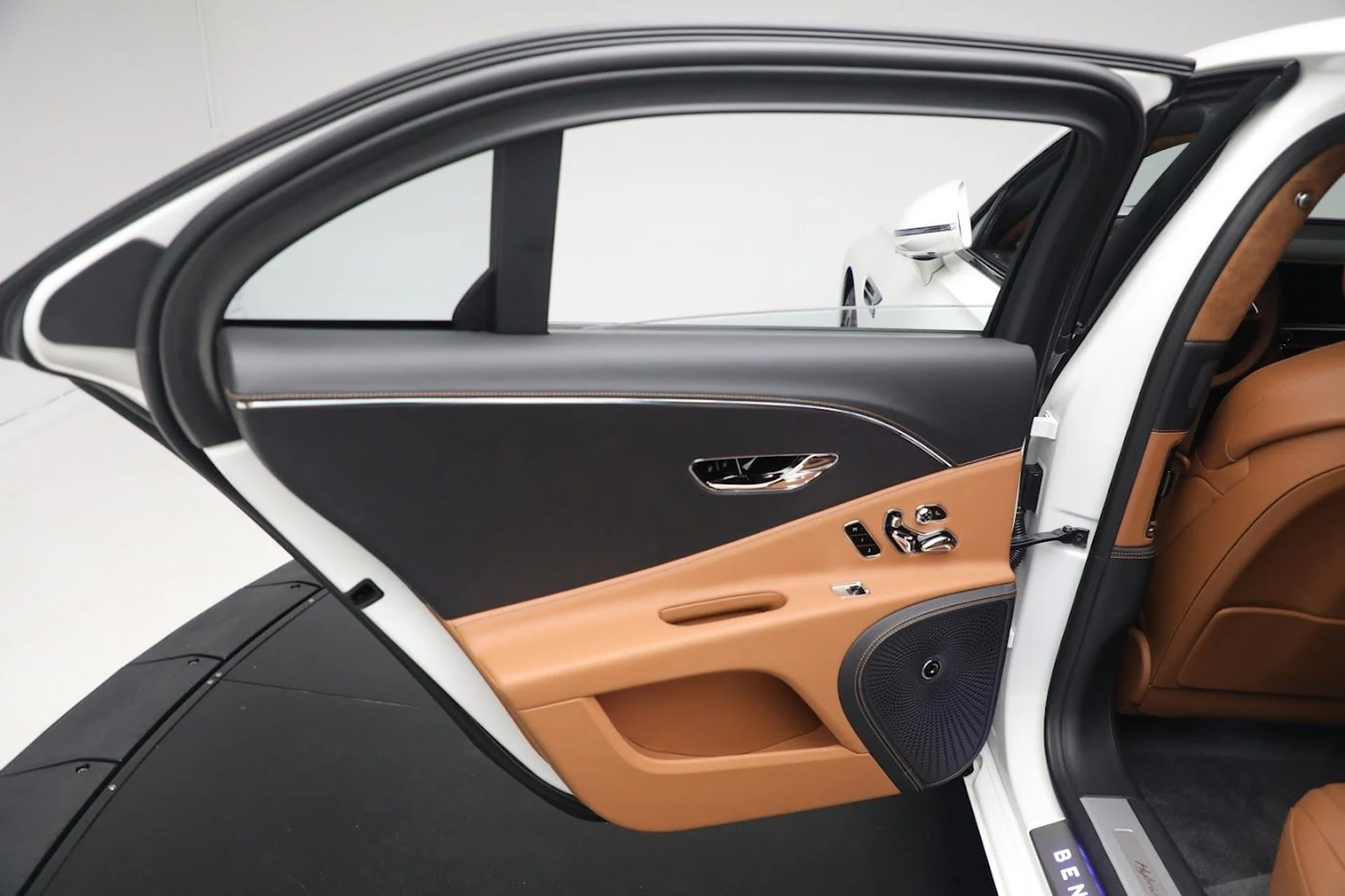 mph020_2657226249_Used_2022_Bentley_Flying_Spur_Hybrid_453b073176
