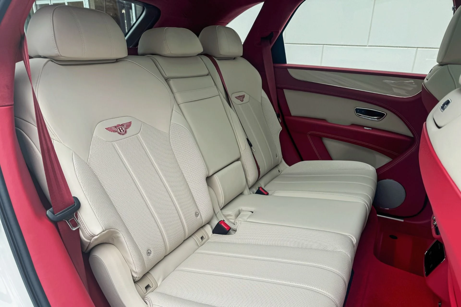 mph020_2668677115_Used_2025_Bentley_Bentayga_V8_1748255294_8b02c6ec96