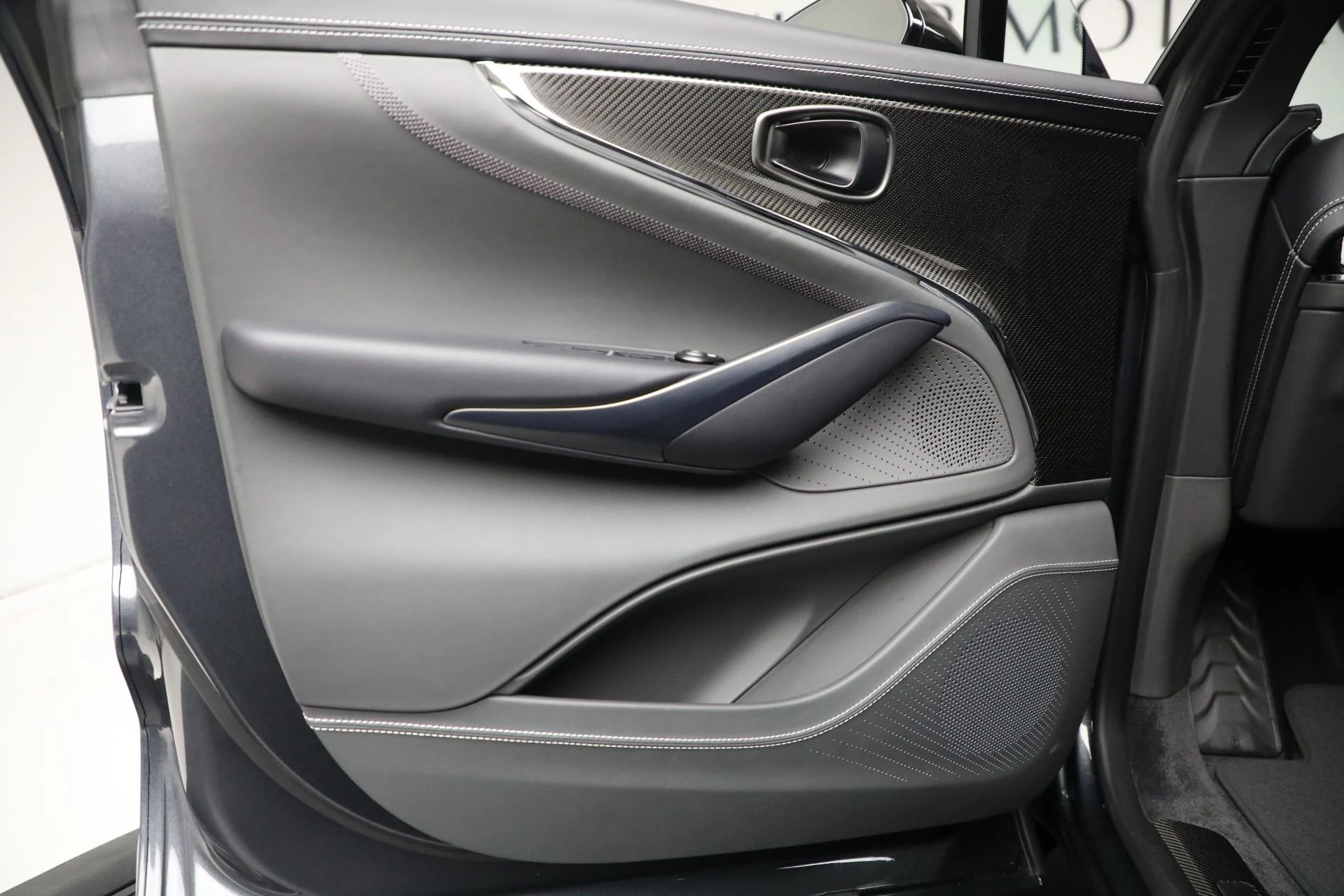 mph020_267020112_New_2025_Aston_Martin_DBX_707_707_e1e98e4d27