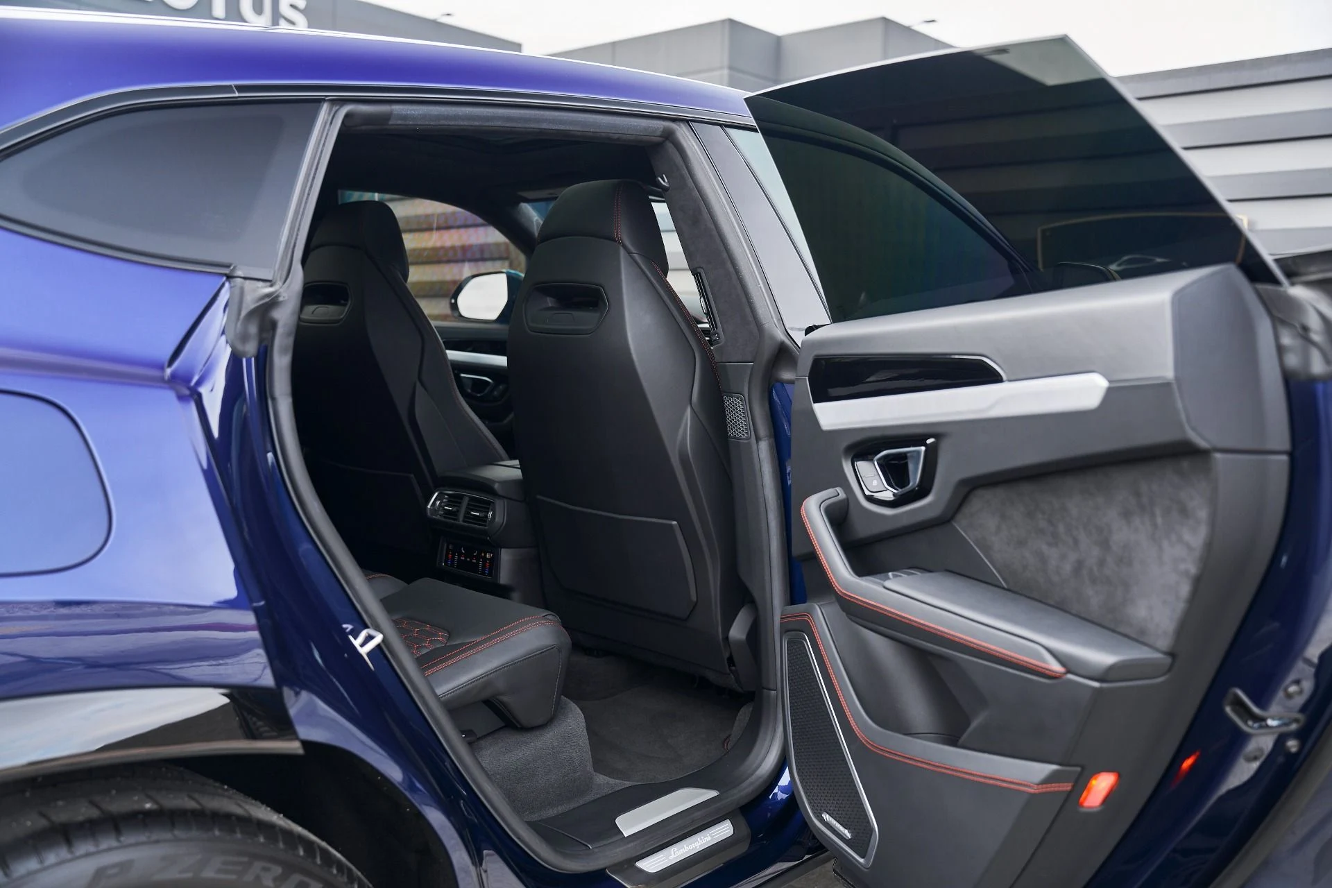 mph020_2695801726_Used_2021_Lamborghini_Urus_1763157059_dcc13cadf1