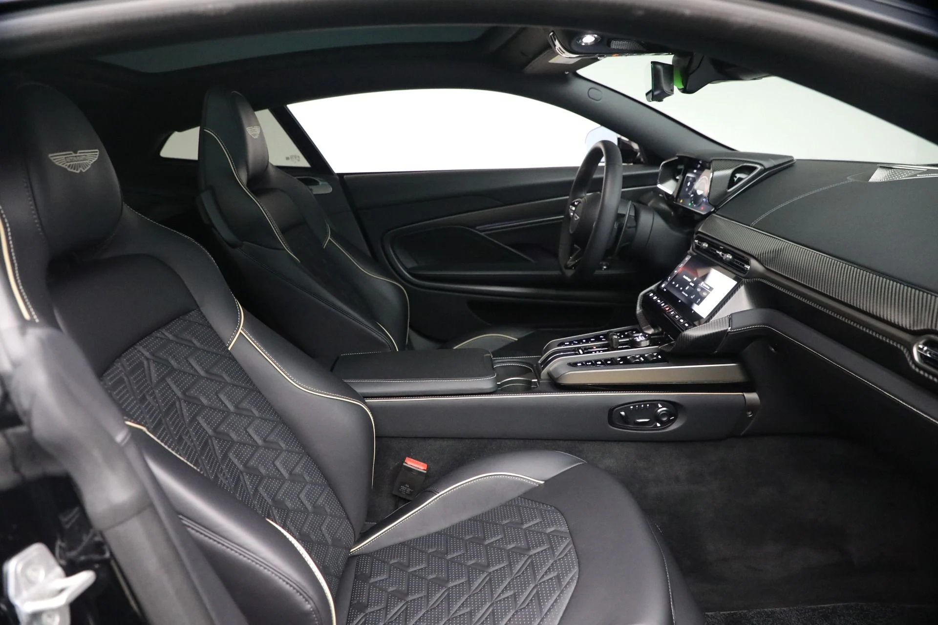 mph020_2705919118_Used_2025_Aston_Martin_Vanquish_1789418284_d3e1e67fbf