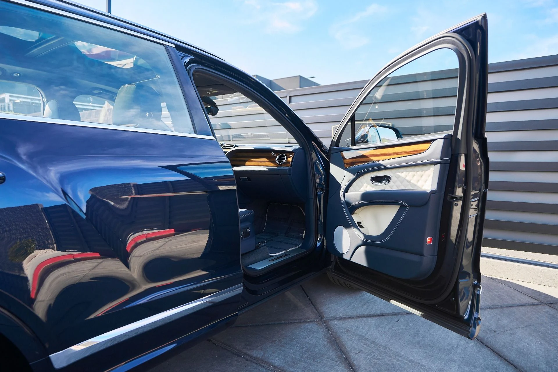 mph020_2730672573_Used_2021_Bentley_Bentayga_V8_1764208979_808b7ba0f1