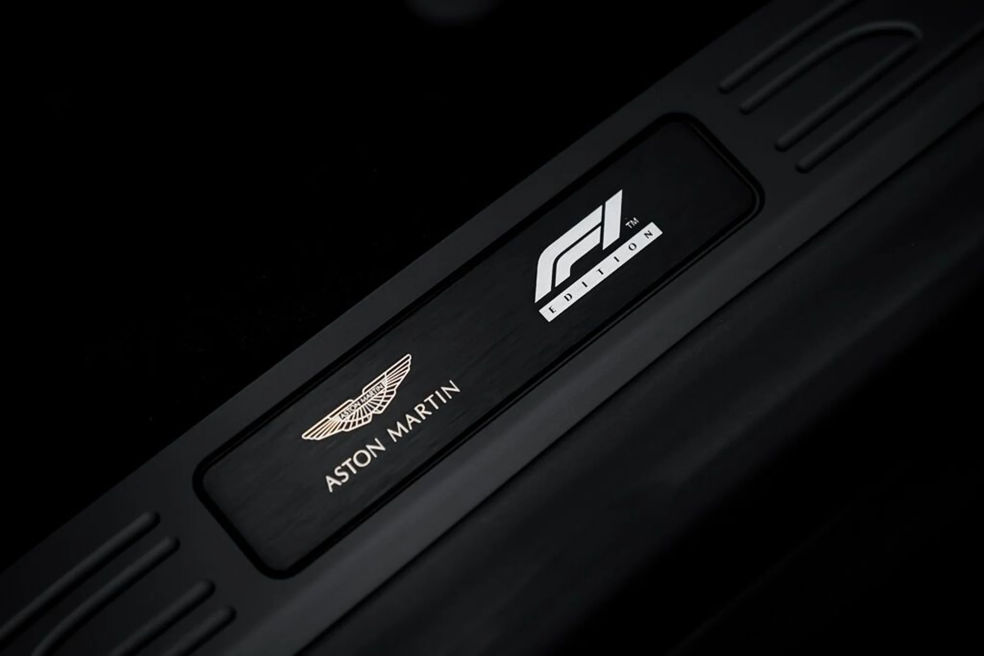 mph020_2737603761_aston_martin_vantage_2023_jpg_v_1758918548_7fe4cc14ac