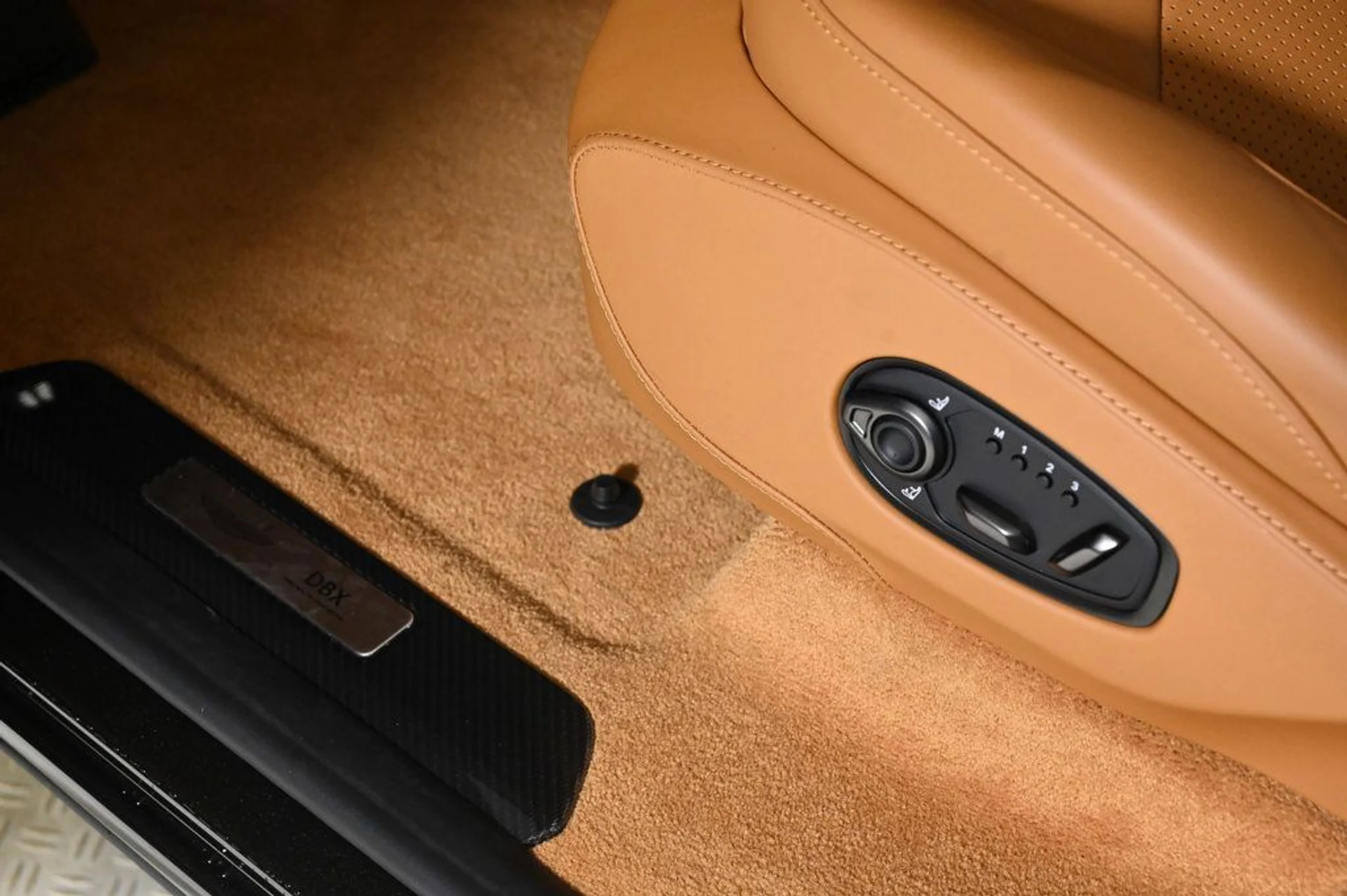 mph020_2745578870_new_2026_aston_martin_dbx_707awd_11350_22969430_20_1024_66b6fa3b84