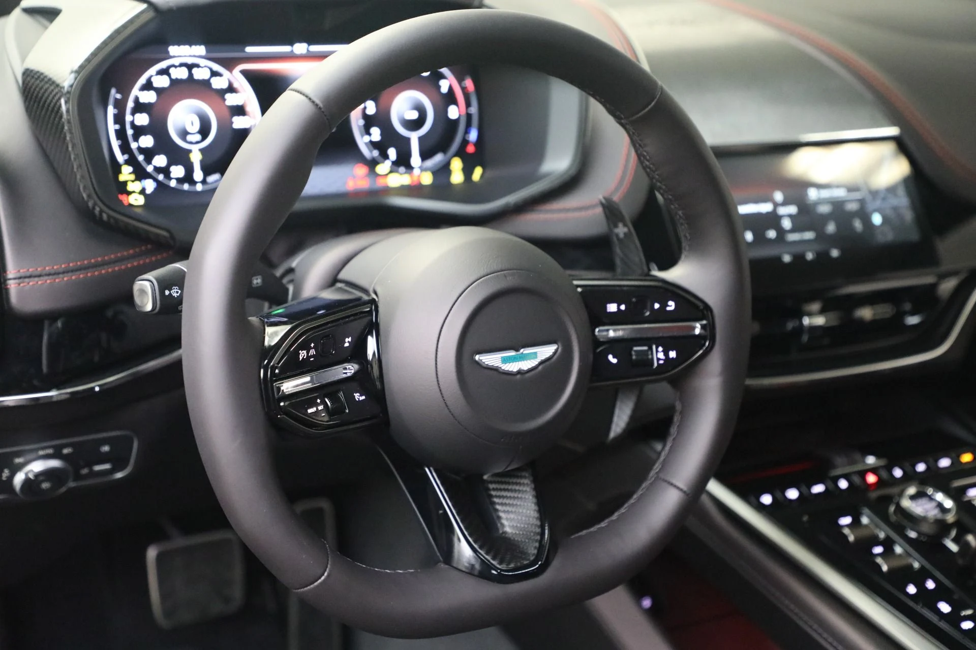 mph020_2792114679_New_2026_Aston_Martin_DBX_707_1768320849_2e1ce23b06