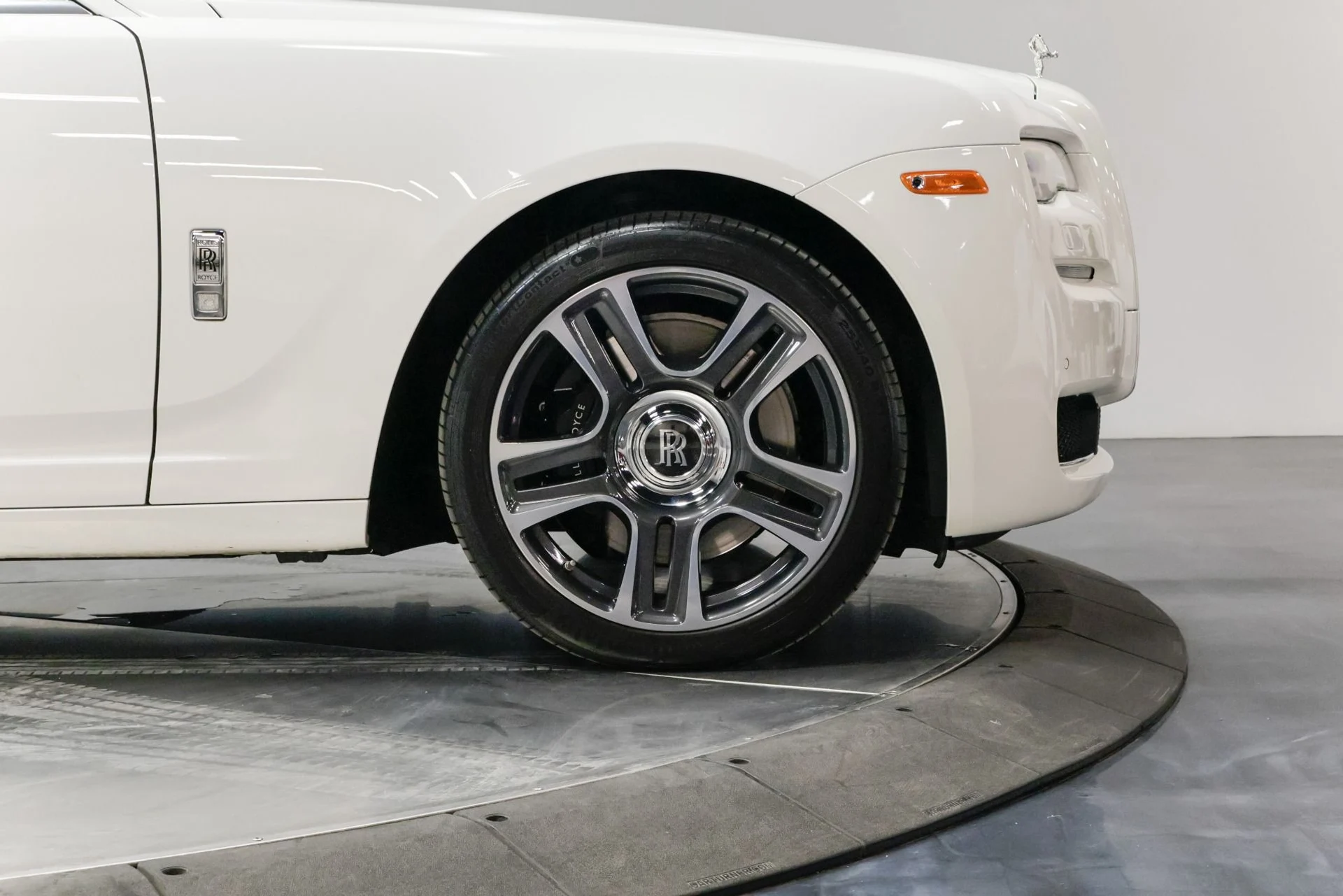 mph020_2801998430_Used_2016_Rolls_Royce_Ghost_Base_1761576536_570677570e