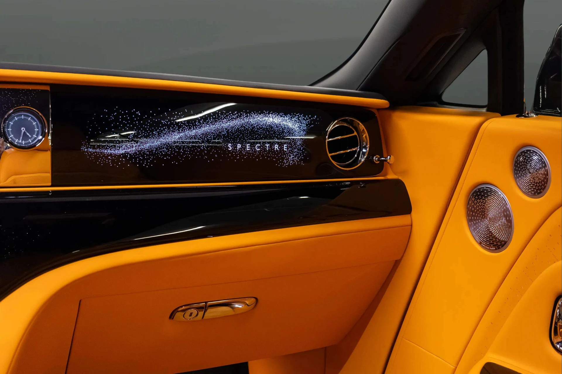 mph020_2823684843_0e3a9434_6d18_49b9_9889_7113ce5e99de_202420_Rolls_Royce20_Spectre2028_SCATK_2_C04_RU_22313629_21_3efefc642d
