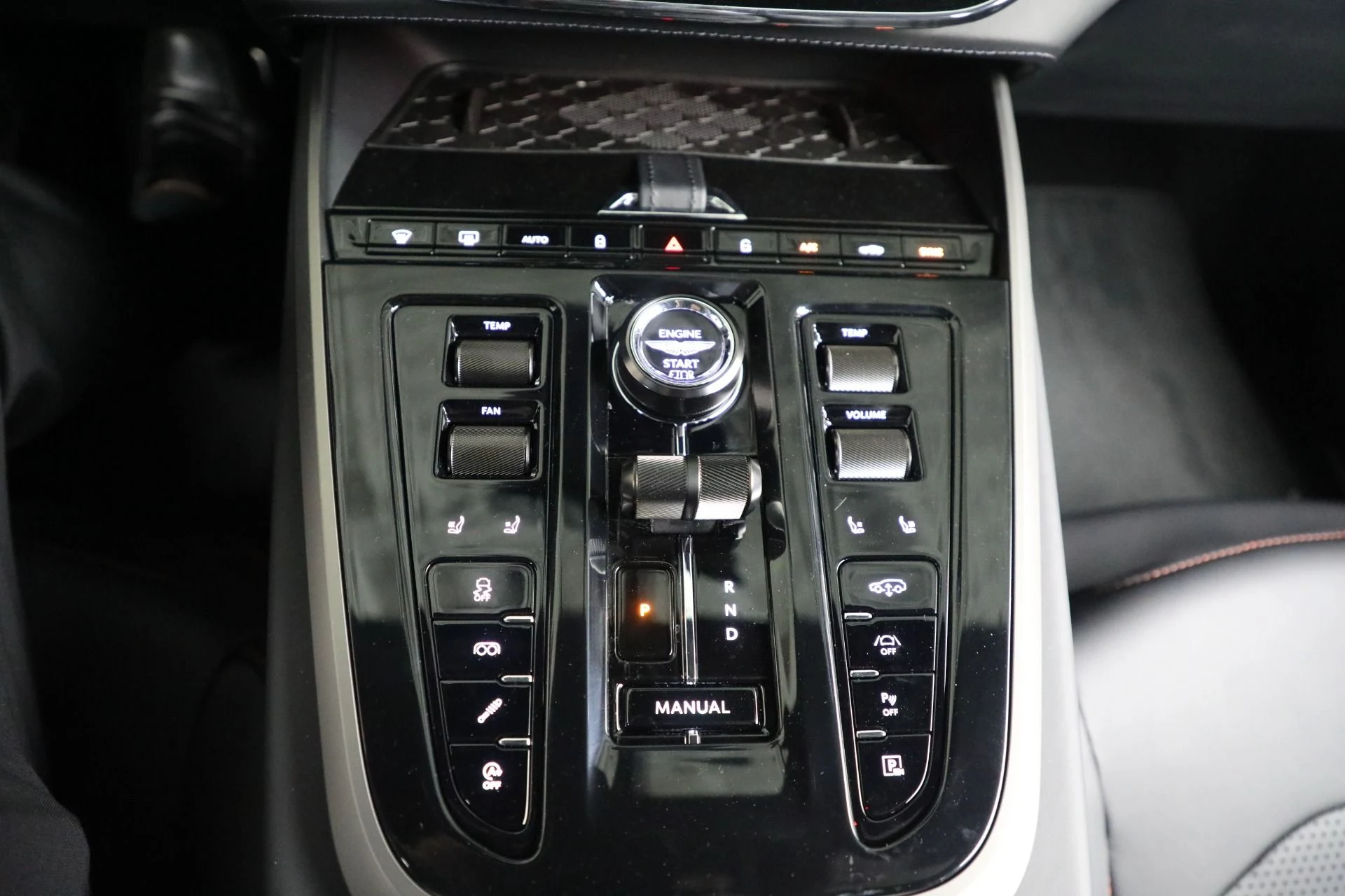 mph020_2825609277_New_2025_Aston_Martin_DBX_707_019bb0516c