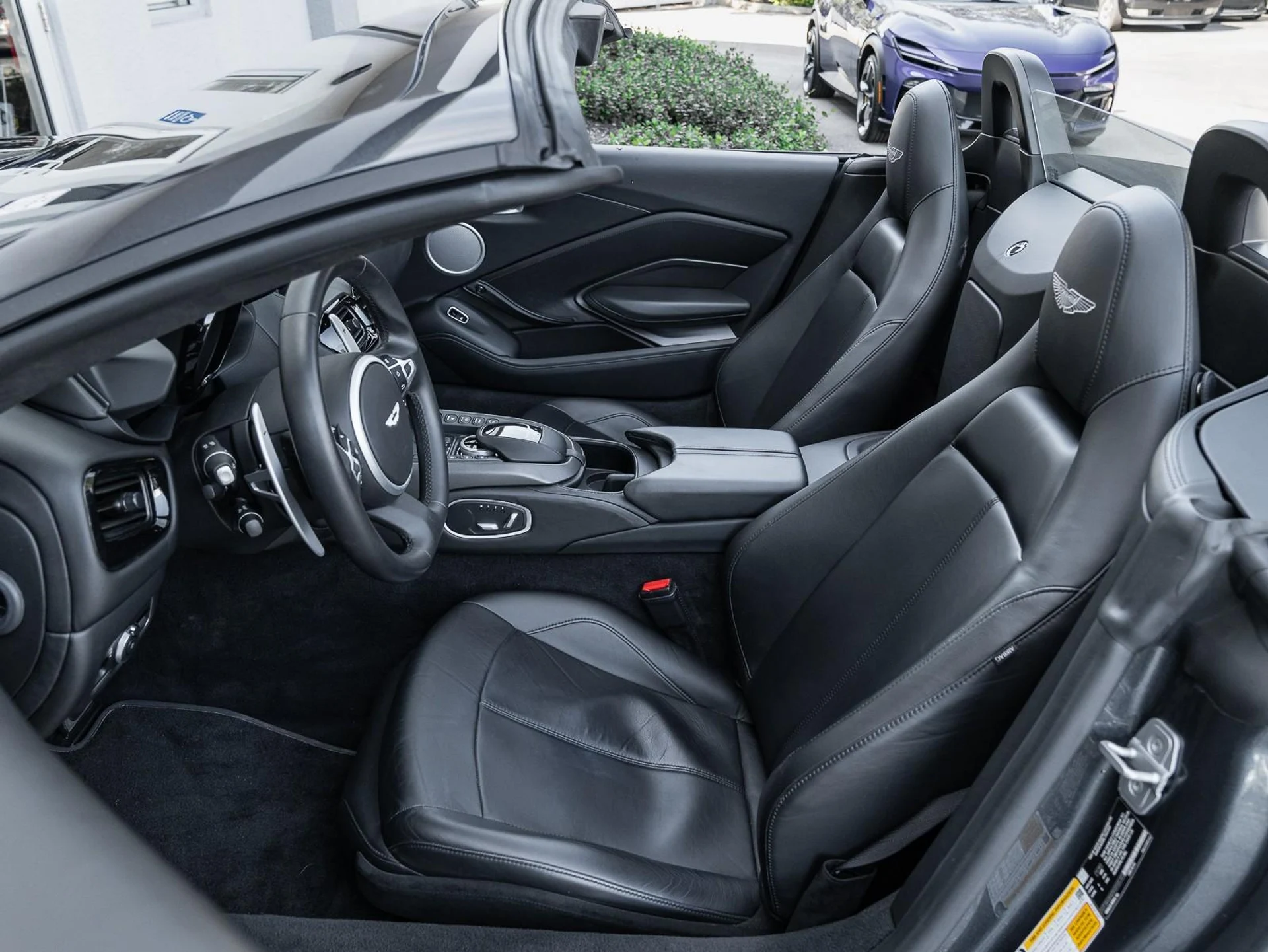 mph020_2827086848_Used_2021_Aston_Martin_Vantage_1763409960_4cdd9a284d