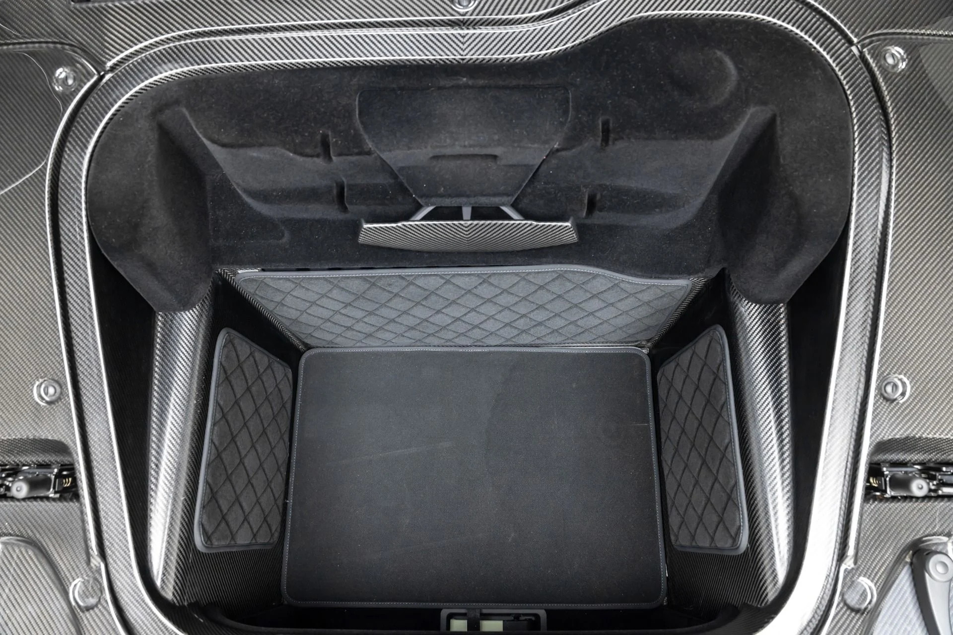 mph020_2865152185_Used_2015_Porsche_918_Spyder_1740676476_63a6c35597