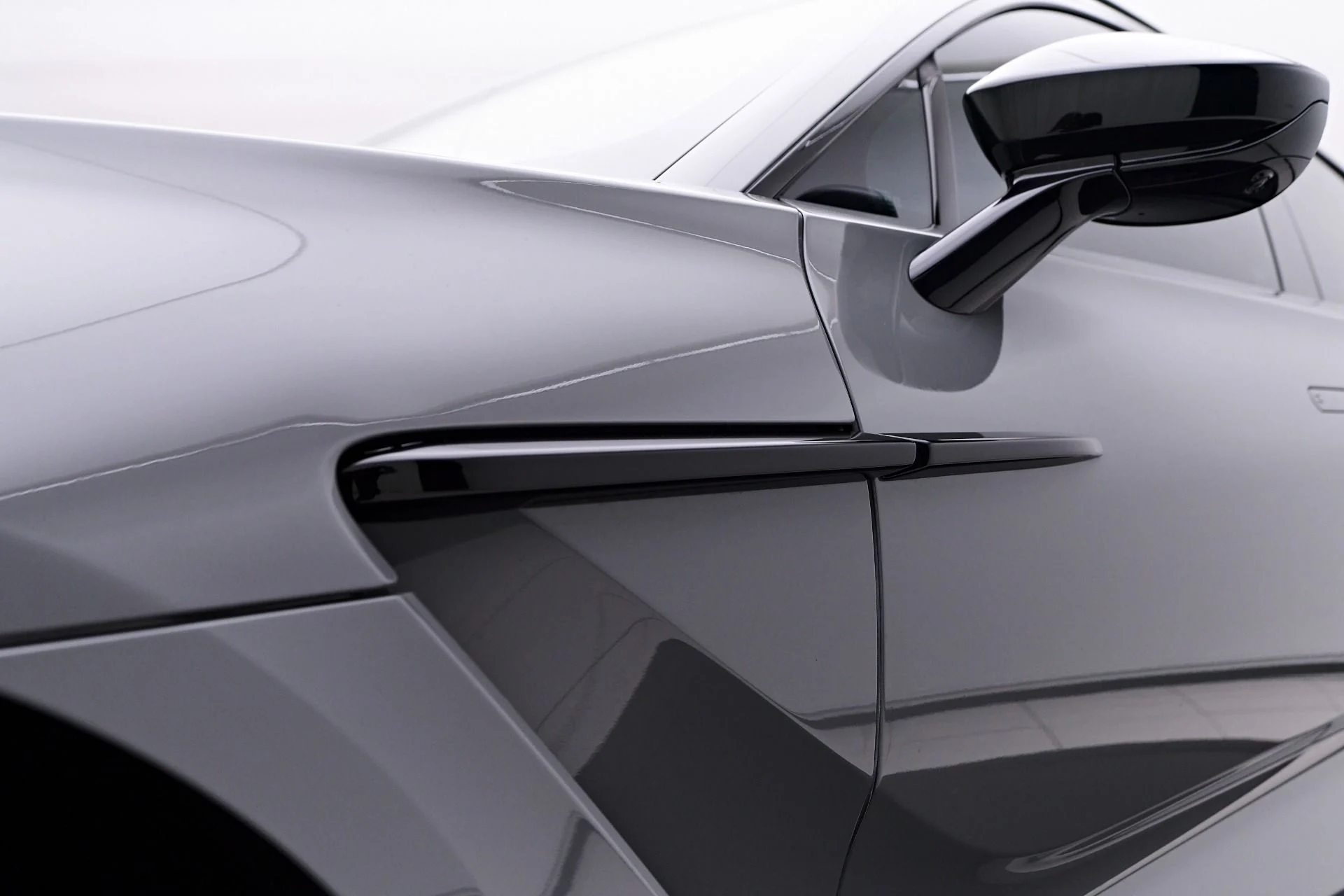 mph020_2872115557_Used_2024_Aston_Martin_DBX_707_1753235896_38b3b38286