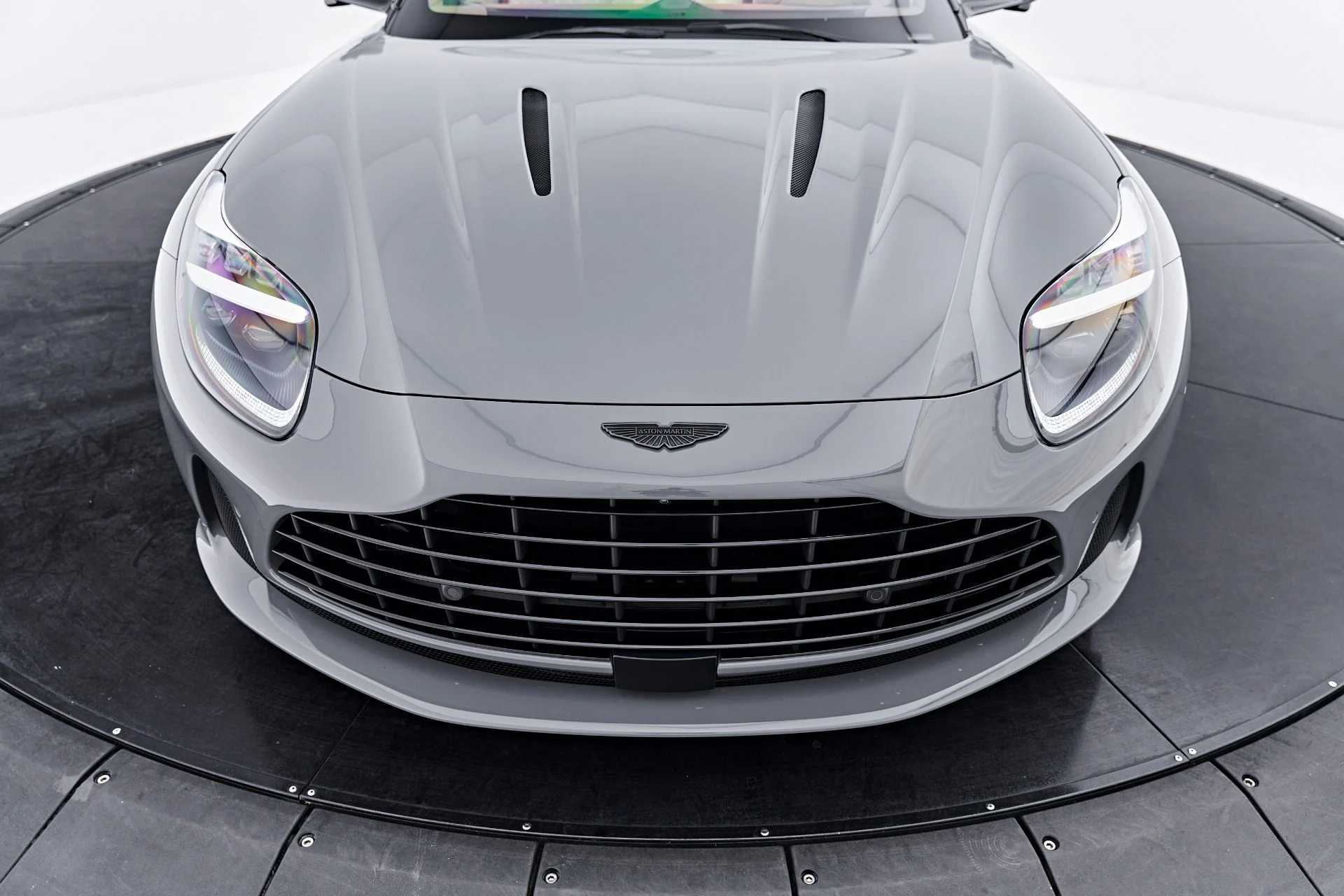 mph020_2884862679_Used_2025_Aston_Martin_DB_12_Volante_1791997220_89a8a472c3