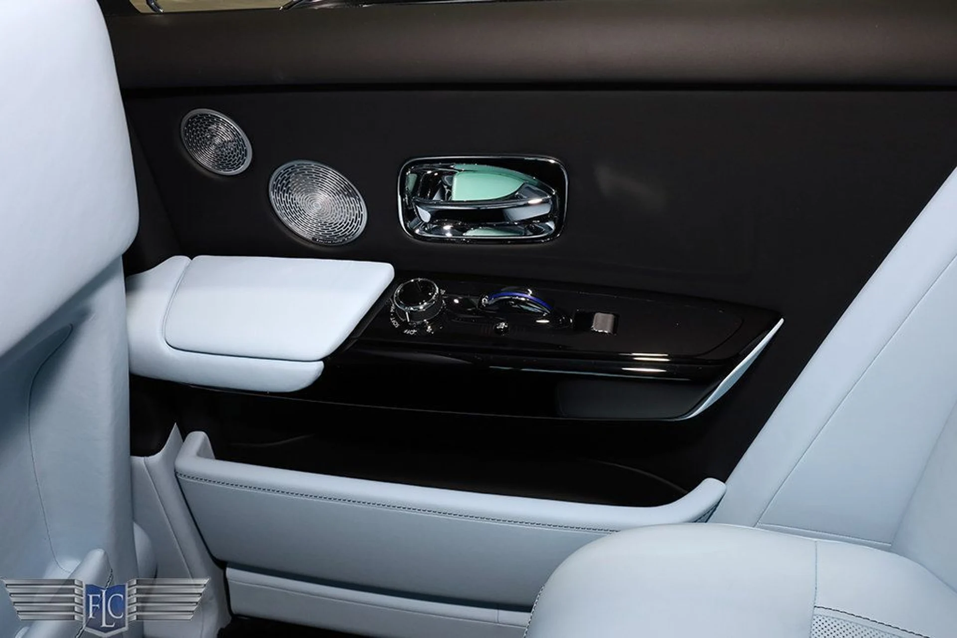 mph020_2951658145_used_2025_rolls_royce_phantom_sedan_9689_22959551_21_1024_fc929a0800