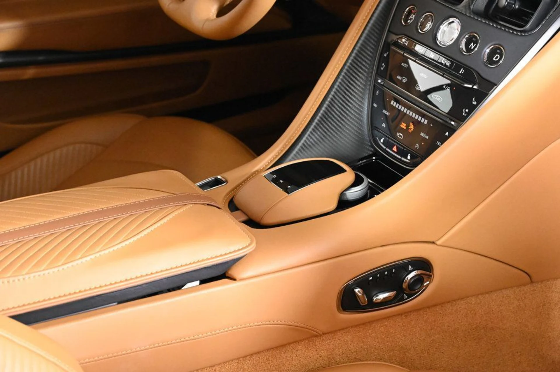 mph020_2956220147_used_2023_aston_martin_dbs_ultimate_11350_22943347_20_1024_3940334c03