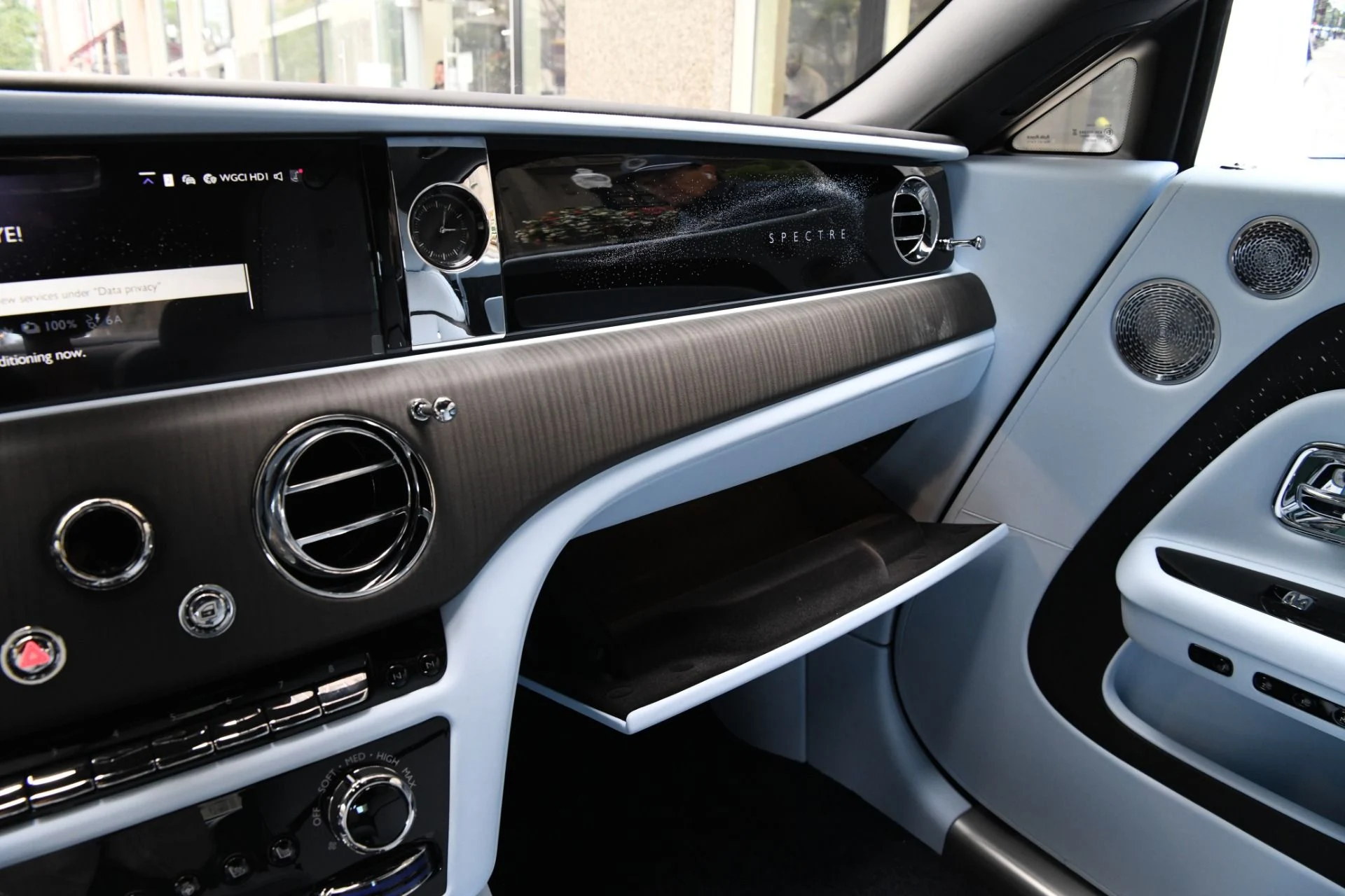 mph020_2966596756_11915_p22_l_490423f134