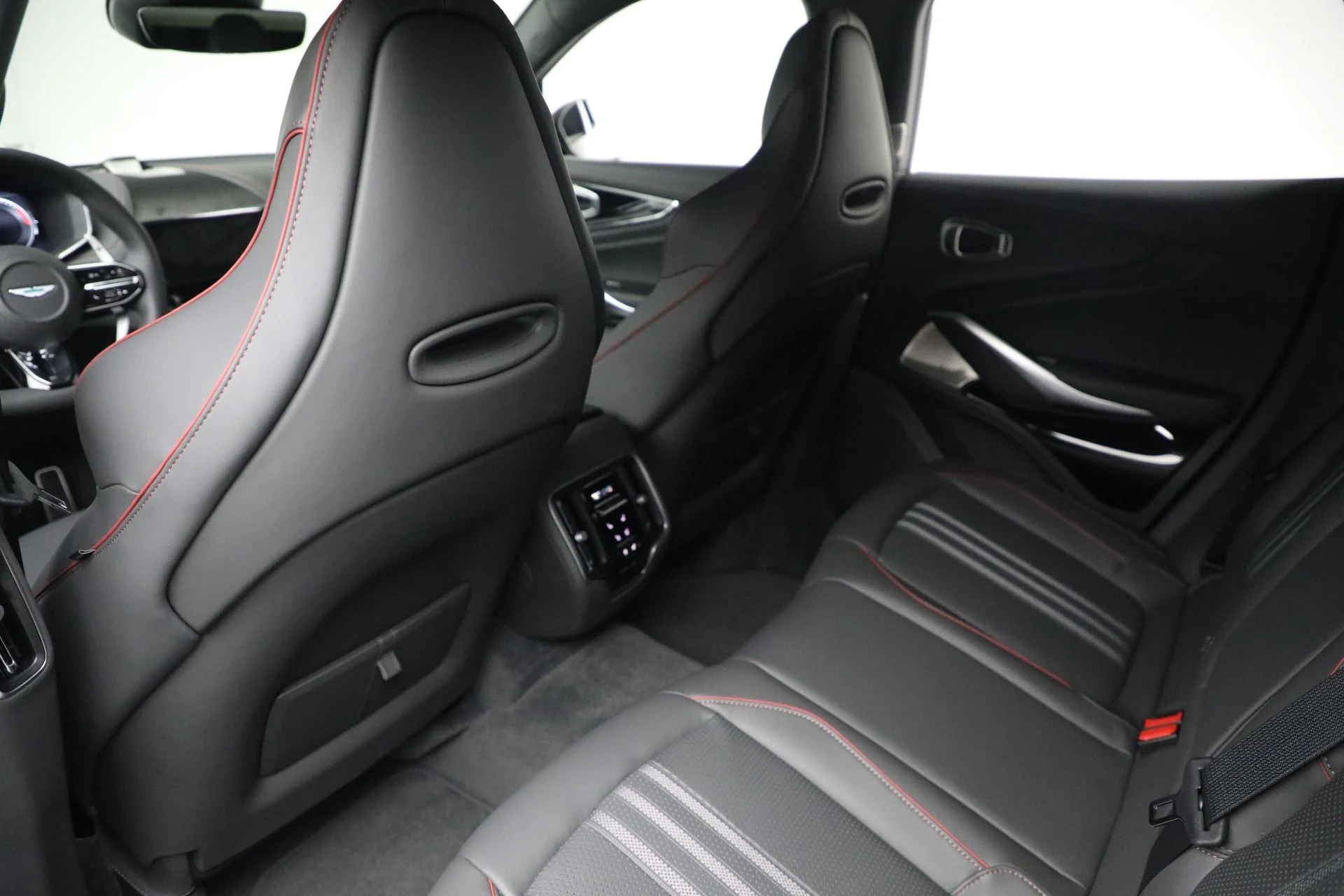mph020_2969930433_New_2025_Aston_Martin_DBX_707_9df34b7ee6