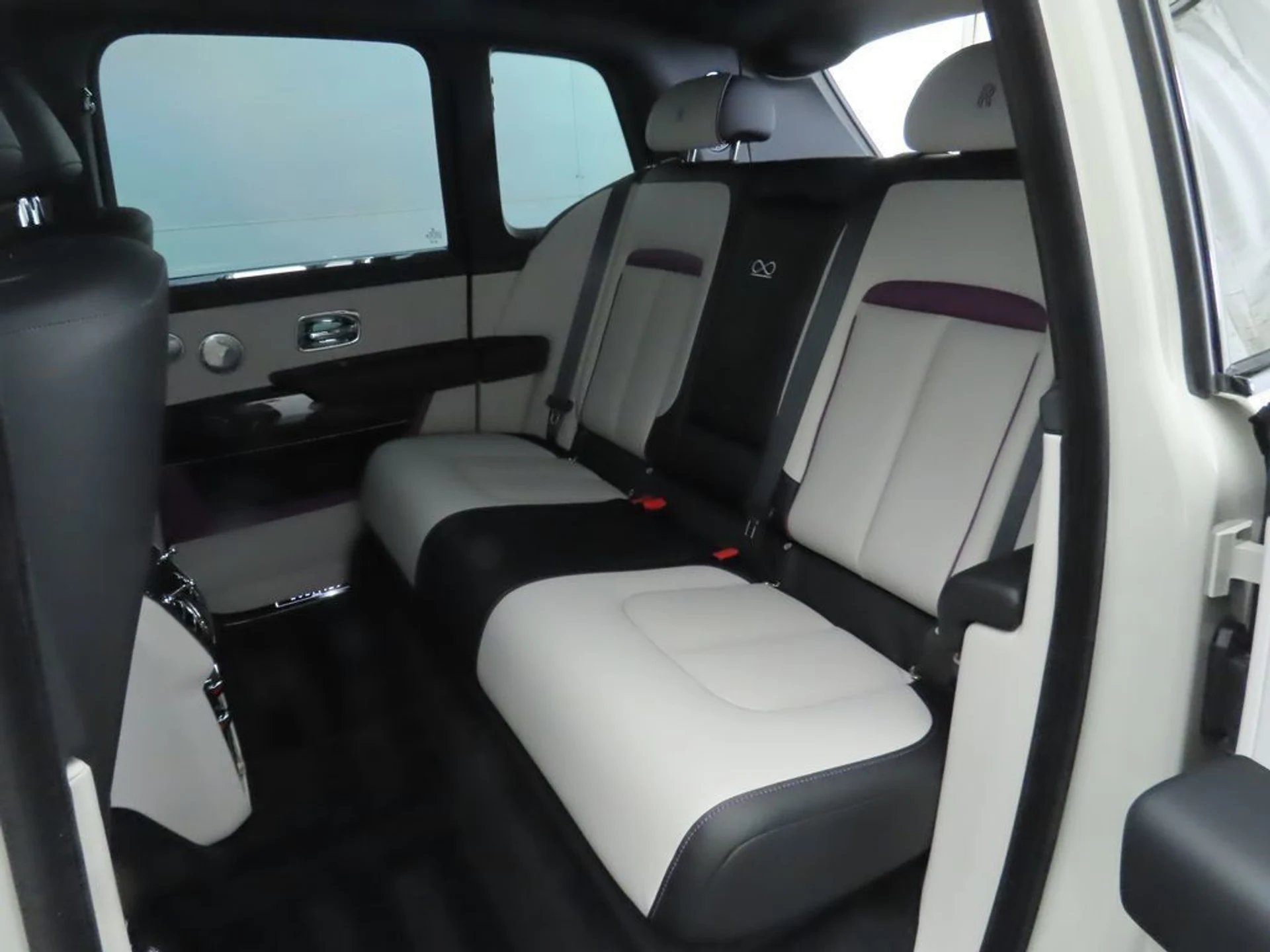 mph020_297304907_used_2023_rolls_royce_cullinan_blackbadgesportutility_8119_22957248_21_1024_7e893de663