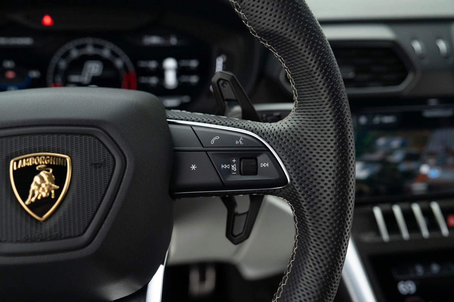 mph020_2973199149_Used_2024_Lamborghini_Urus_S_1777580737_1496e7f1a3