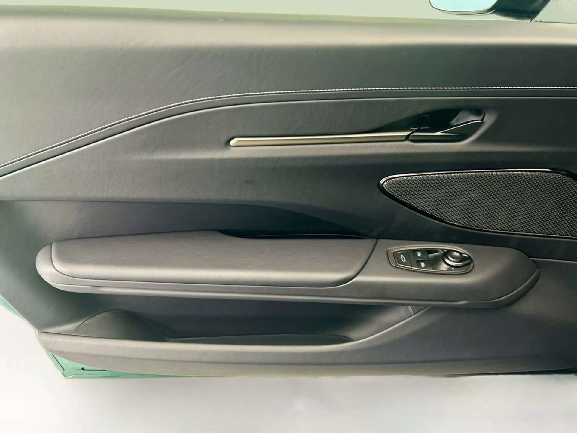 mph020_2992122943_used_2026_aston_martin_vantage_coupe_8119_23019330_21_1024_2a899edf42