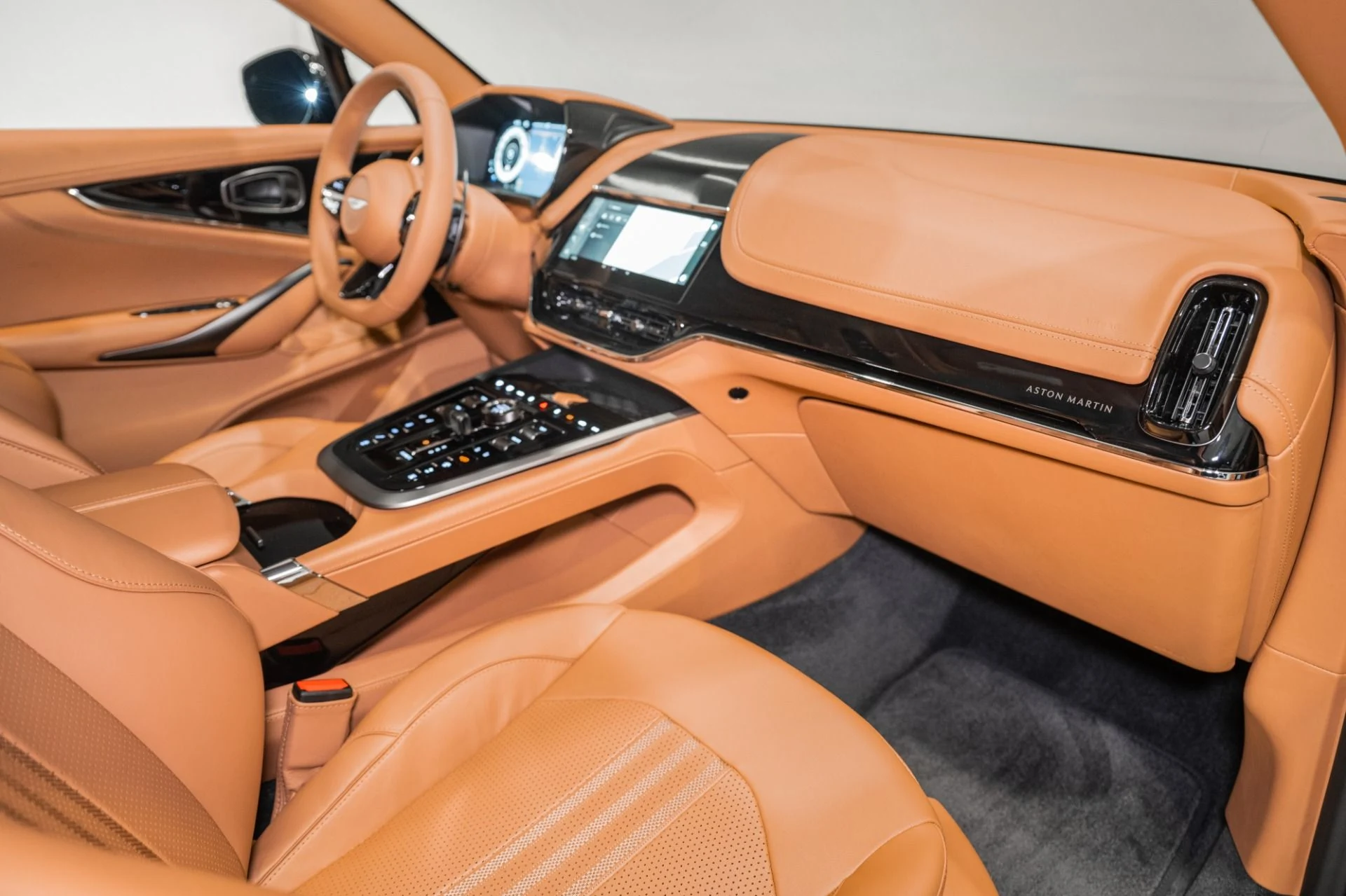 mph020_2997792162_New_2026_Aston_Martin_DBX_707_1765214112_5744724b25