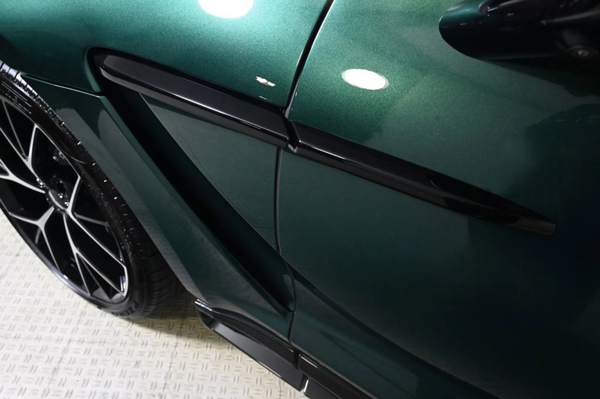 mph020_300782123_new_2026_aston_martin_dbx_707awd_11350_23027858_21_1024_d2e10fa592
