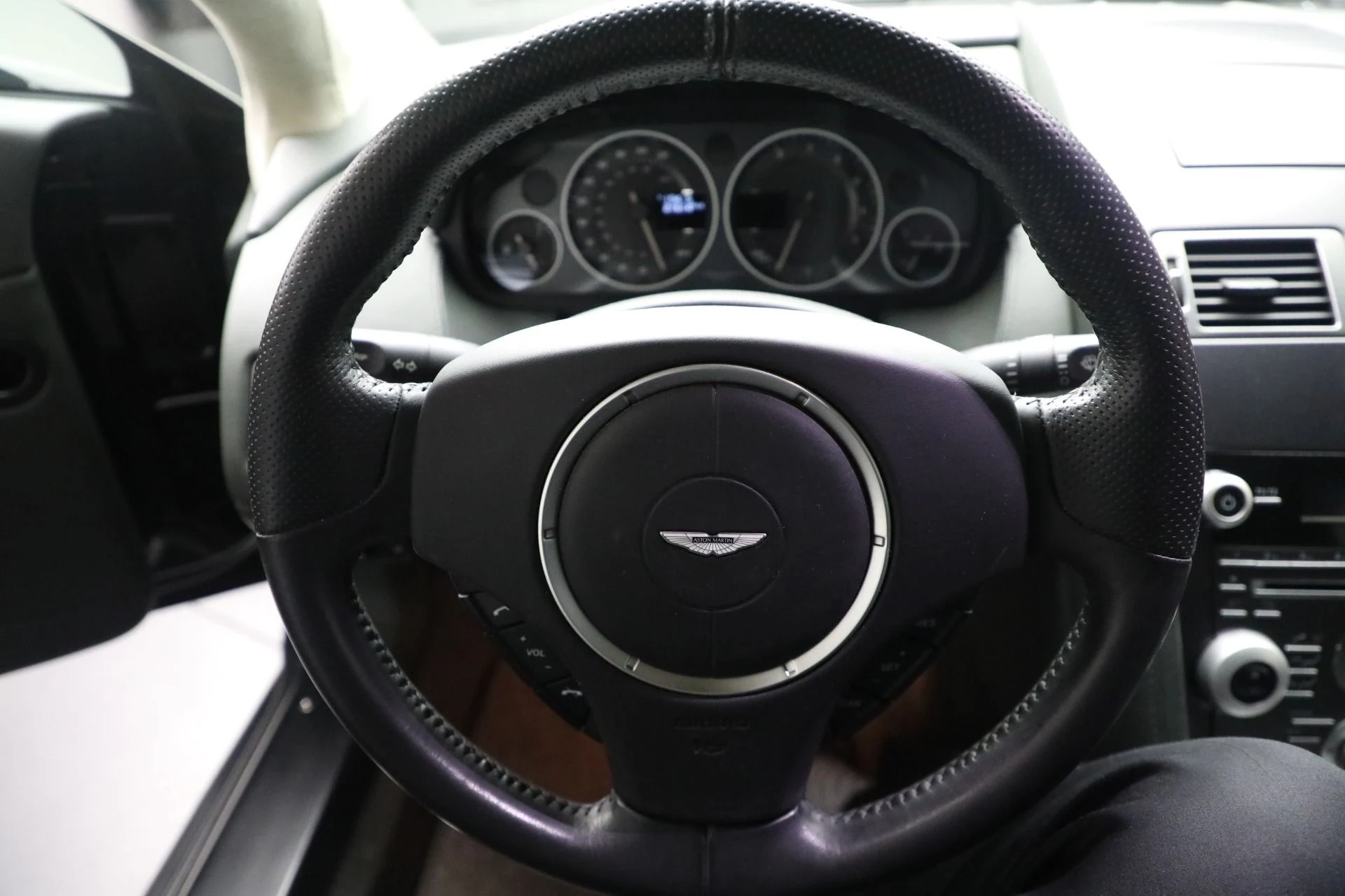 mph020_3012970590_Used_2011_Aston_Martin_V12_Vantage_576d8f13e8