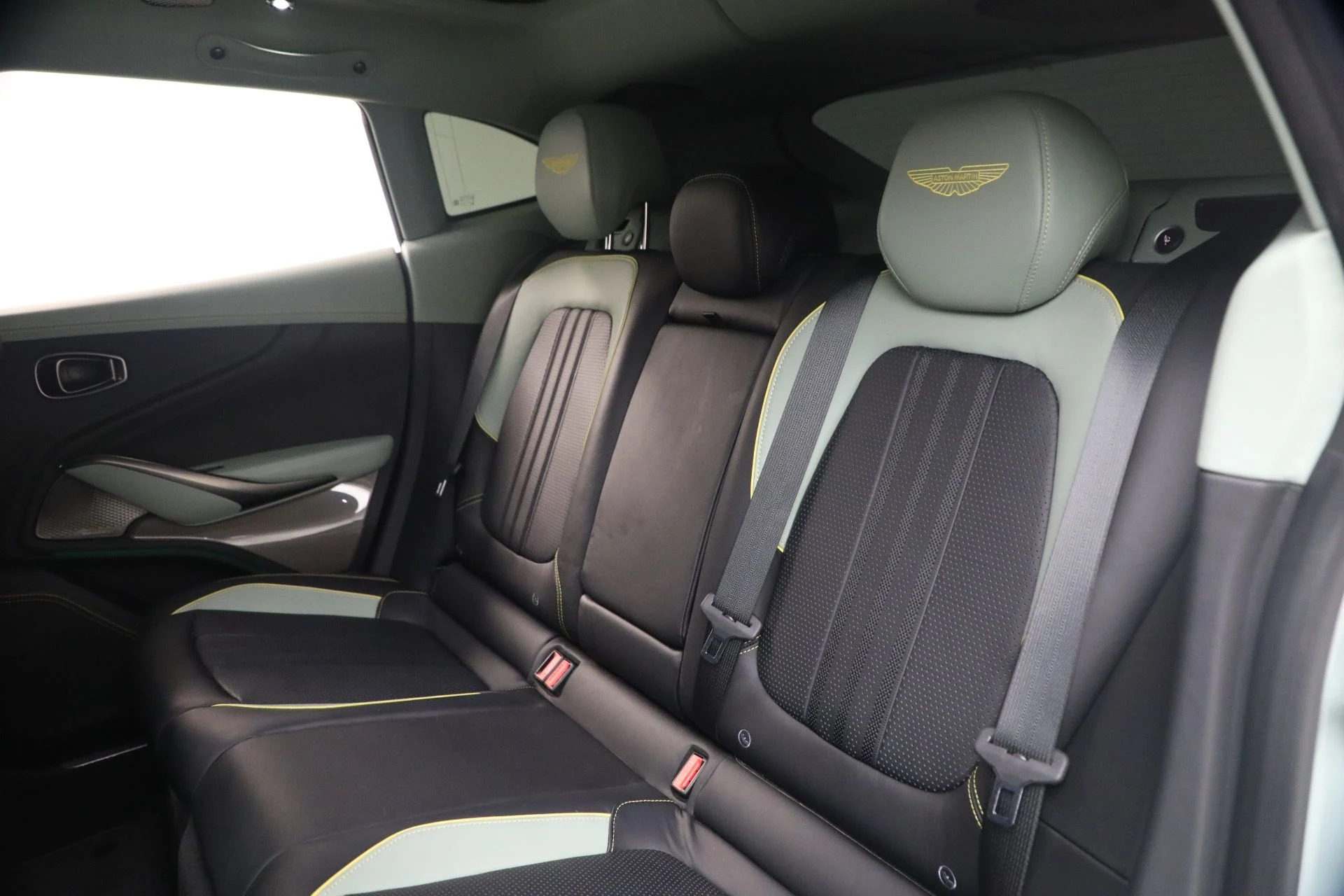 mph020_3025836995_Used_2025_Aston_Martin_DBX_707_1782571135_3921fa191b
