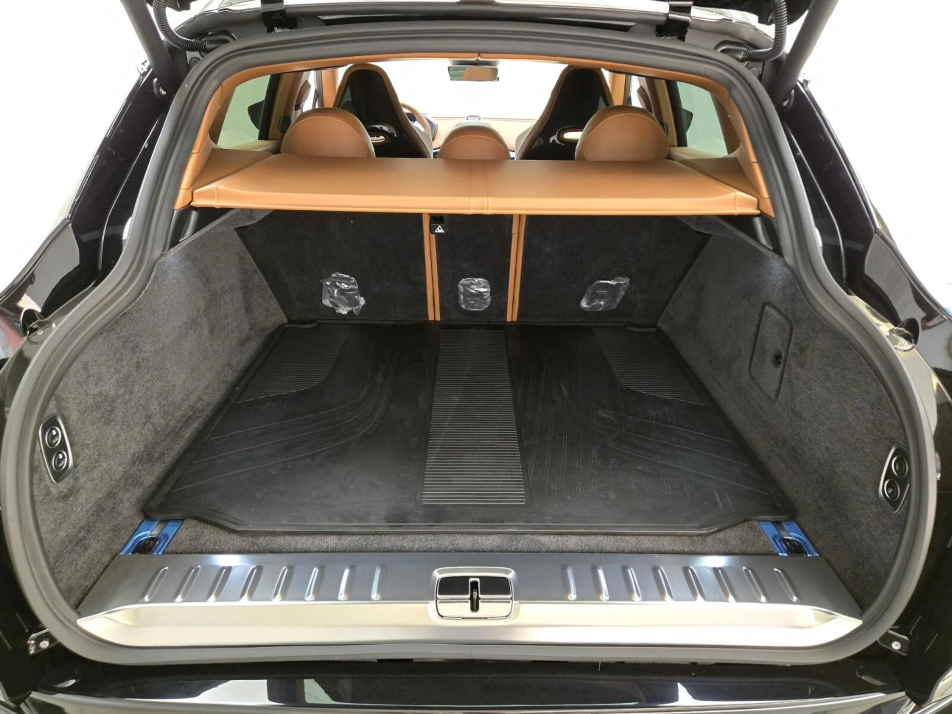 mph020_3034428268_New_2026_Aston_Martin_DBX_S_1776489476_9bda890f54