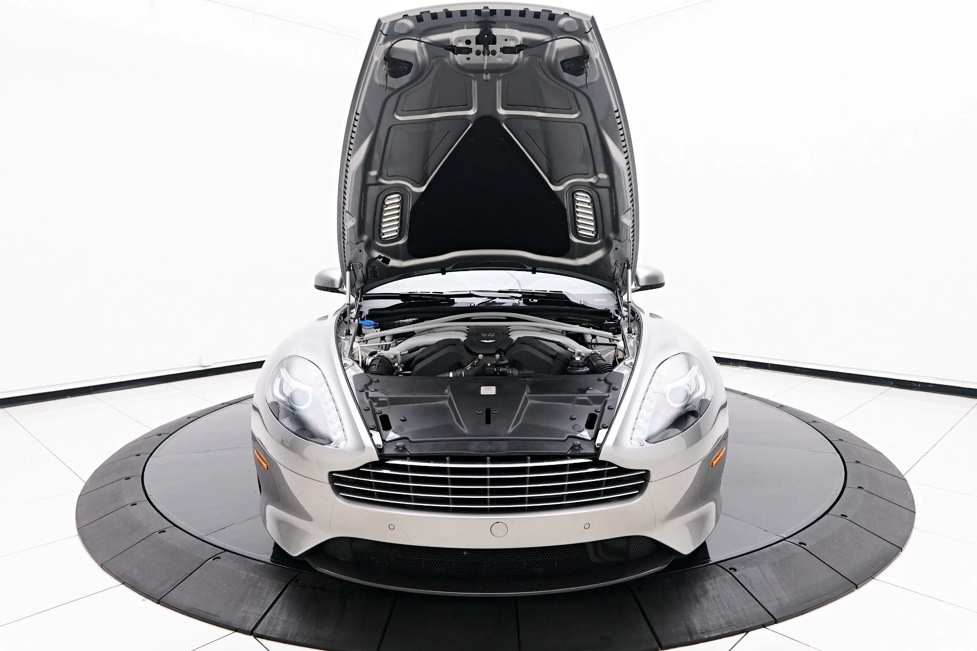 mph020_3034686381_Used_2016_Aston_Martin_DB_9_GT_1758395092_35ca5fa33e