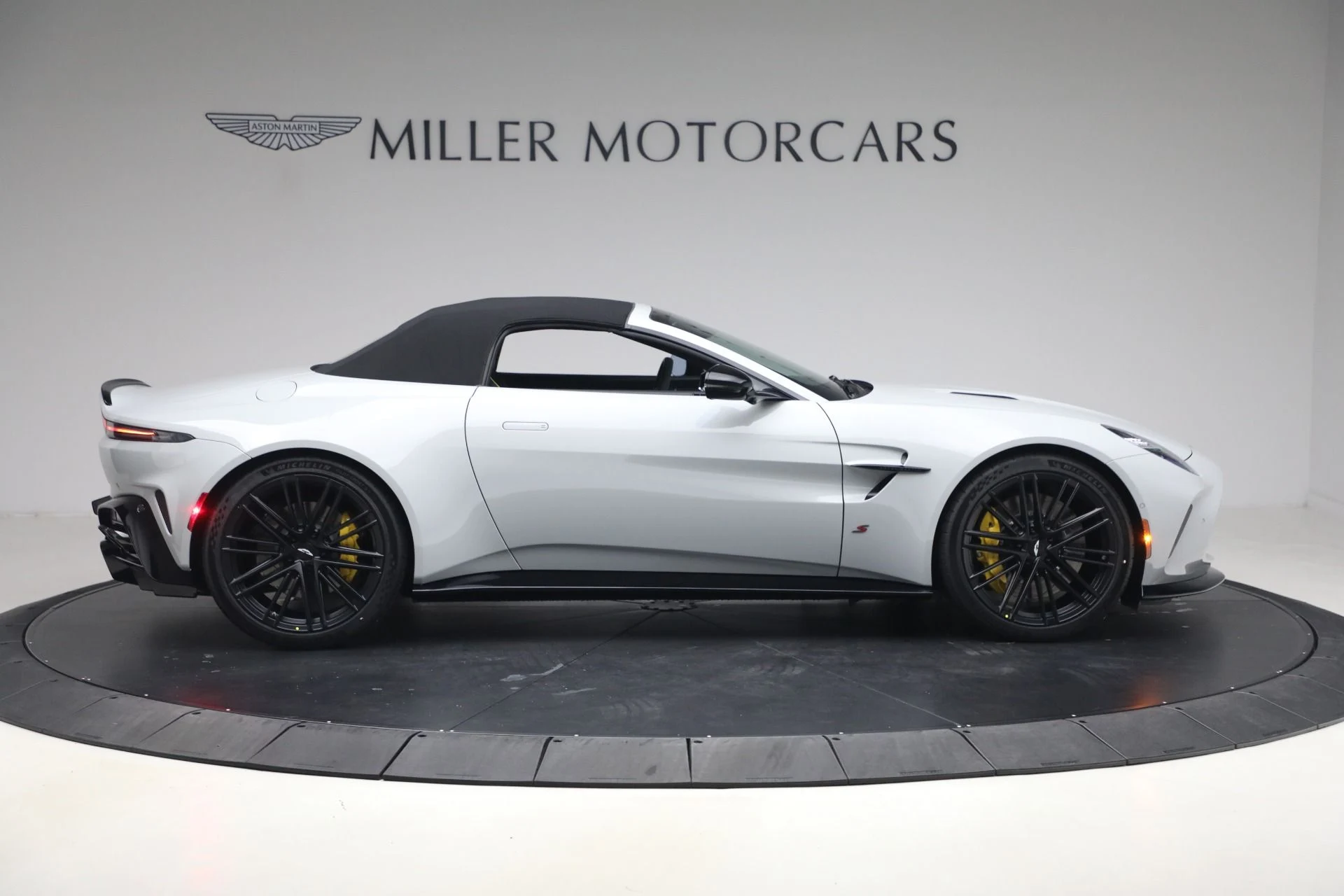 mph020_3039051083_New_2026_Aston_Martin_Vantage_S_Roadster_1776800186_9dbeaa9744