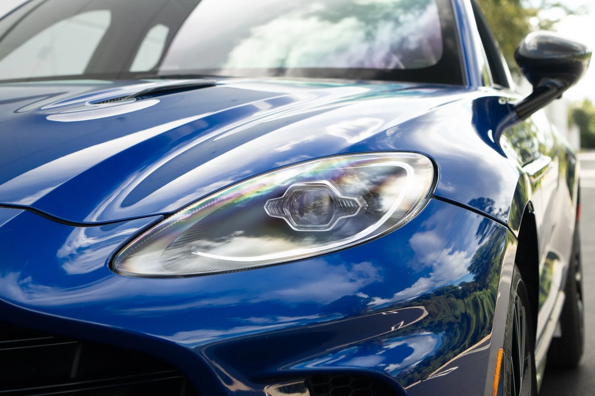 mph020_3066491632_Used_2025_Aston_Martin_DBX_707_1764700714_725a4e5eef