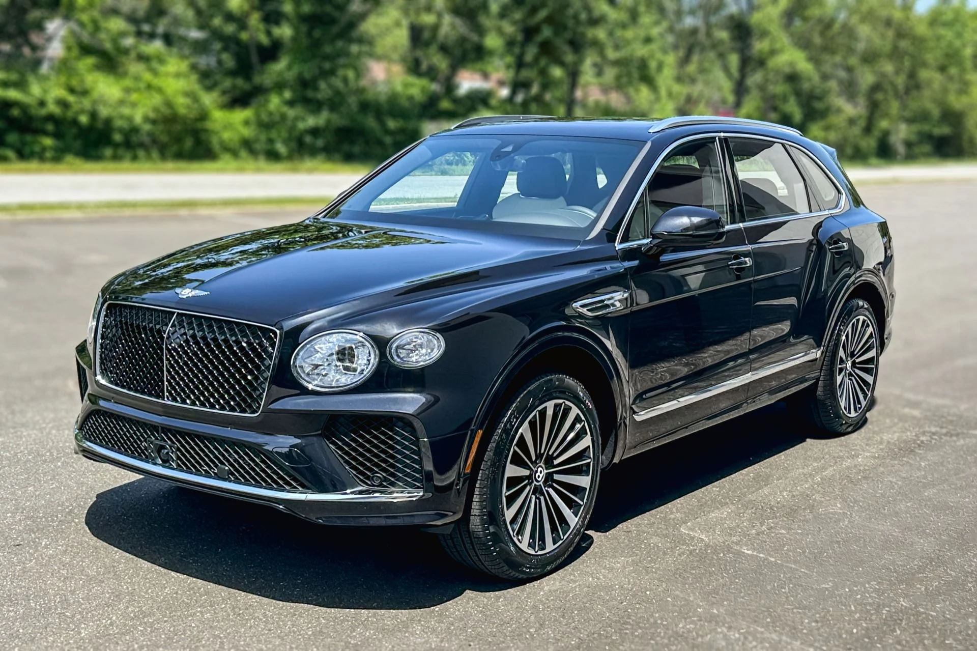 mph020_3084673899_New_2026_Bentley_Bentayga_V8_1781256898_7aedee0088