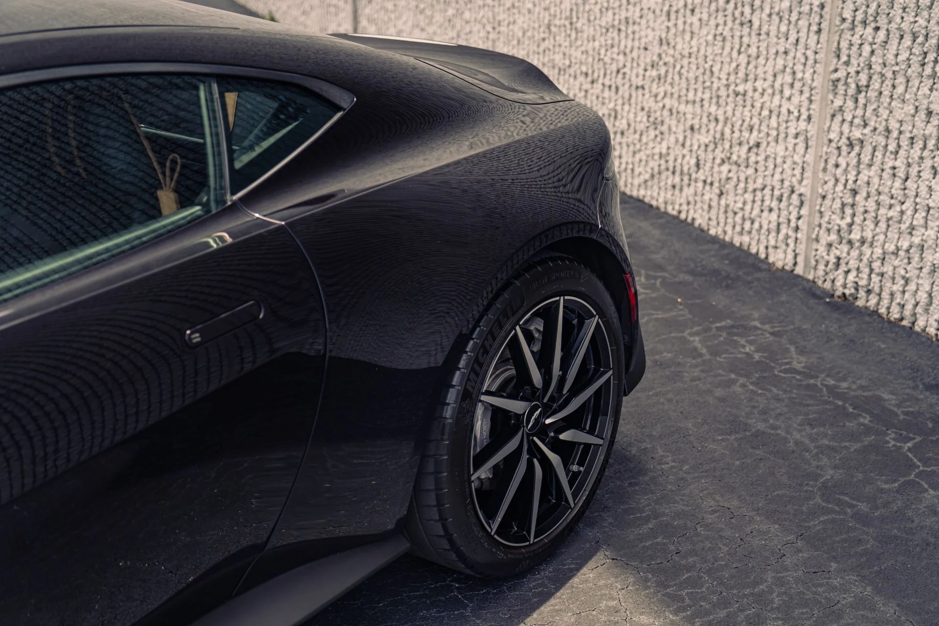 mph020_3099580123_Used_2020_Aston_Martin_Vantage_1786737751_a0ebf3c9e8