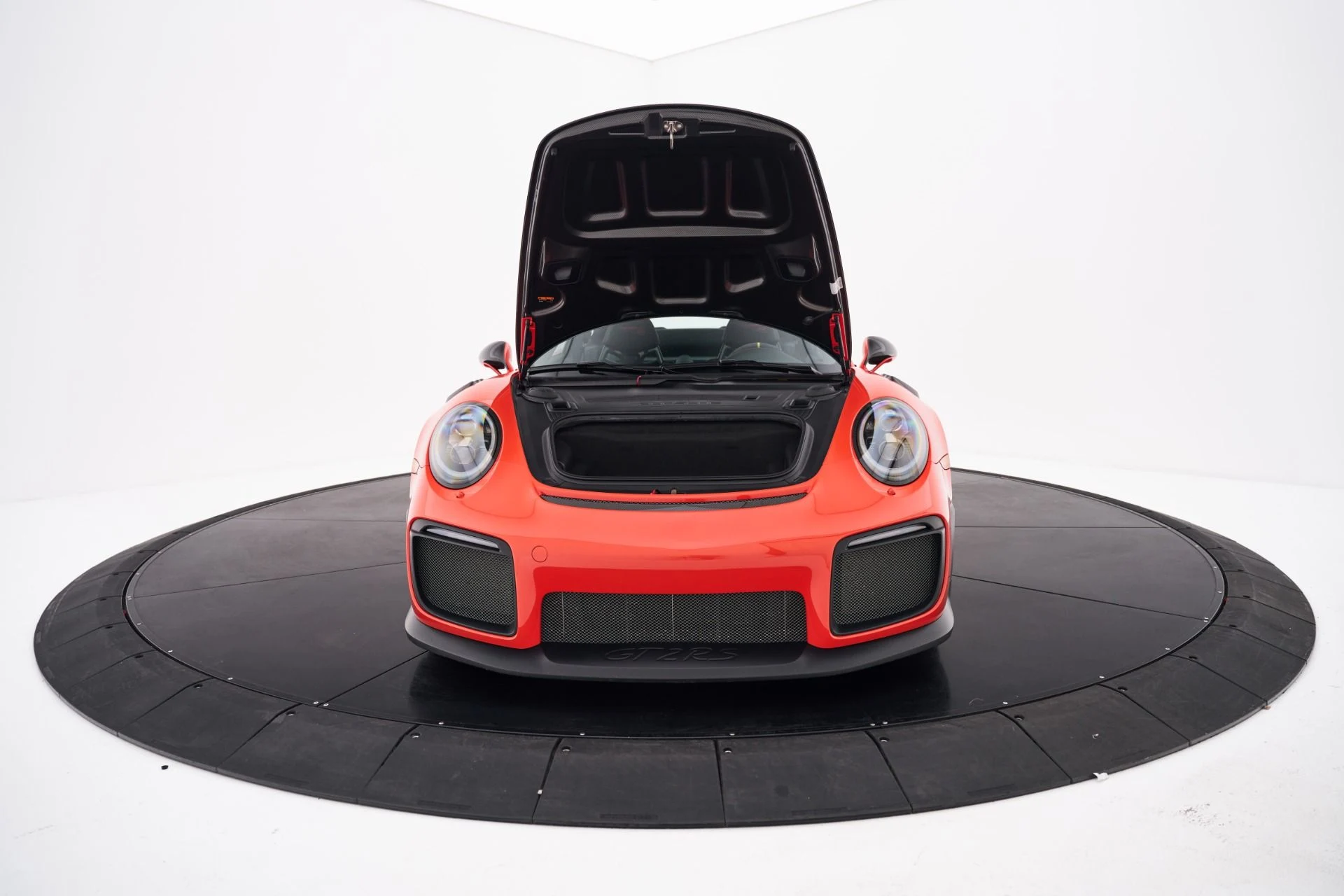 mph020_3102705726_Used_2018_Porsche_911_GT_2_RS_1792687101_5dfb86ae23