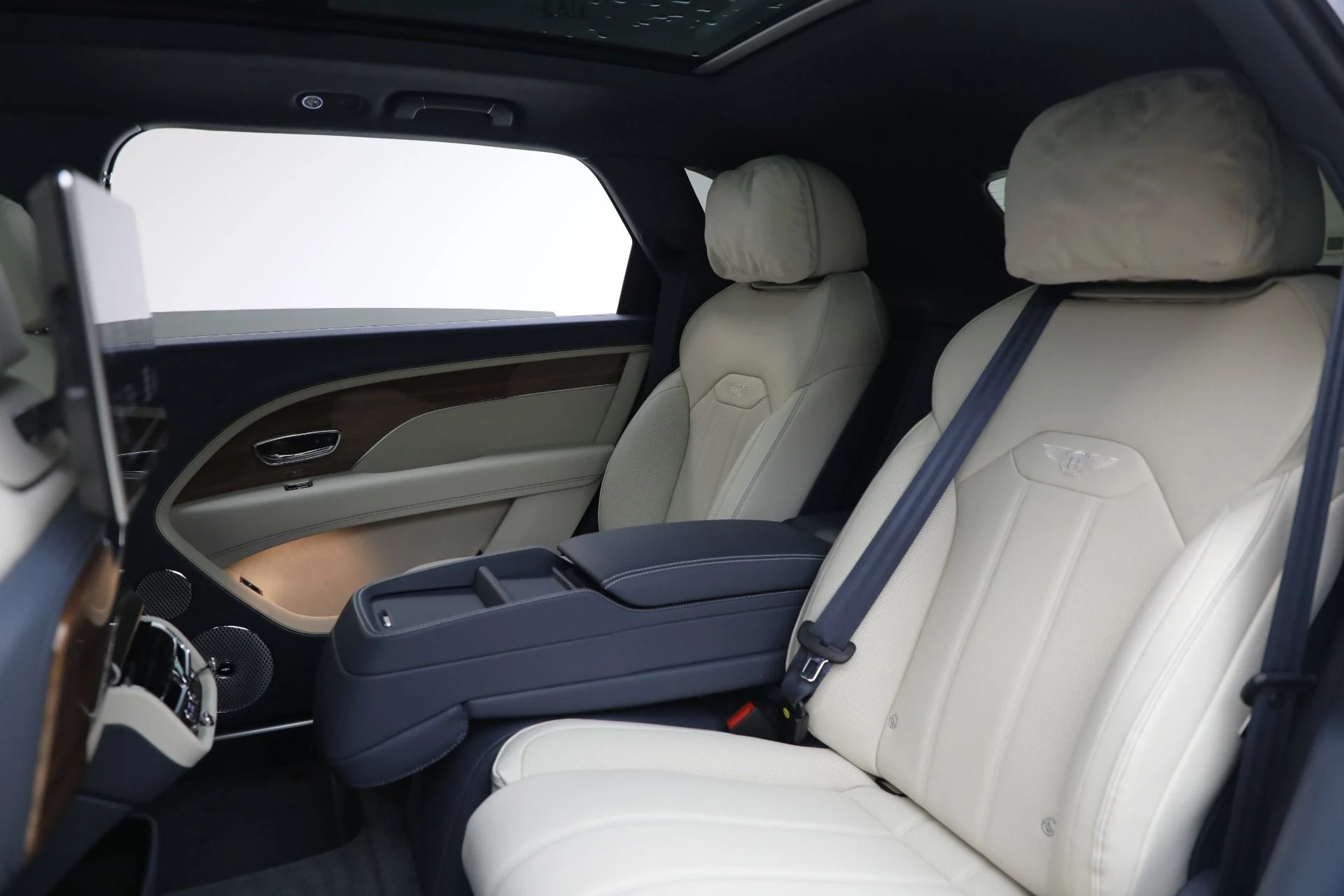 mph020_3121959548_New_2025_Bentley_Bentayga_EWB_V8_c7aac79b78
