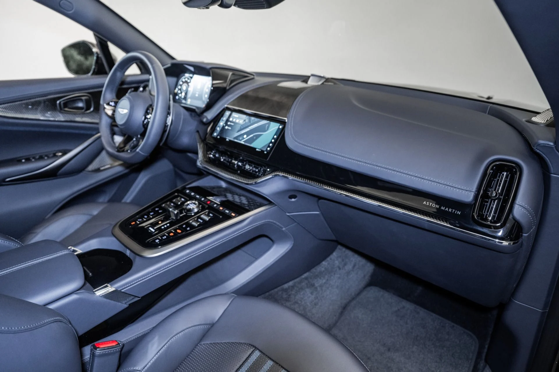 mph020_312333530_Used_2025_Aston_Martin_DBX_707_1754709382_65570ce9ad