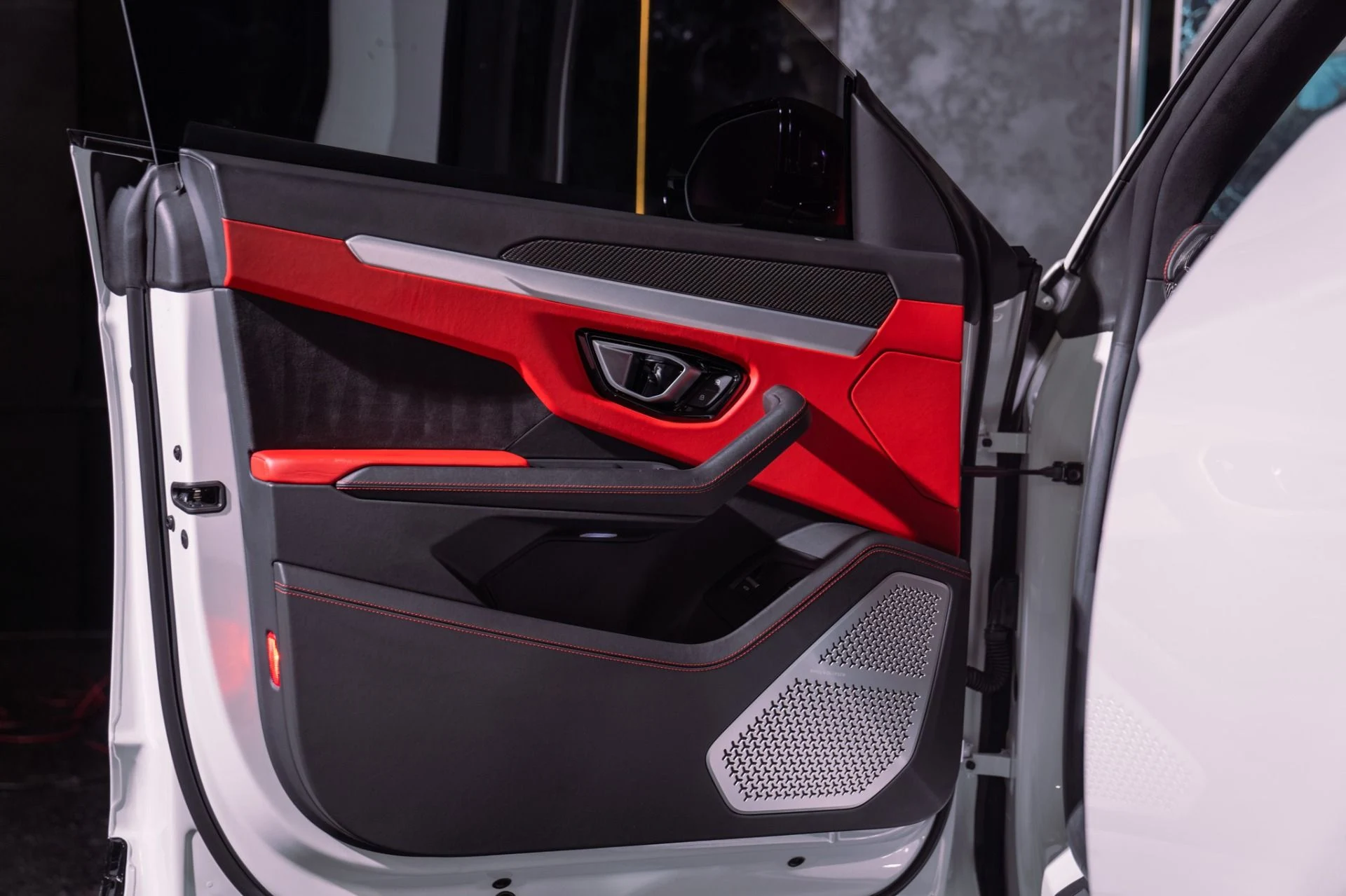 mph020_3125164065_Used_2022_Lamborghini_Urus_Full_Carbon_Interior_Package_1792255478_a6aa776ada