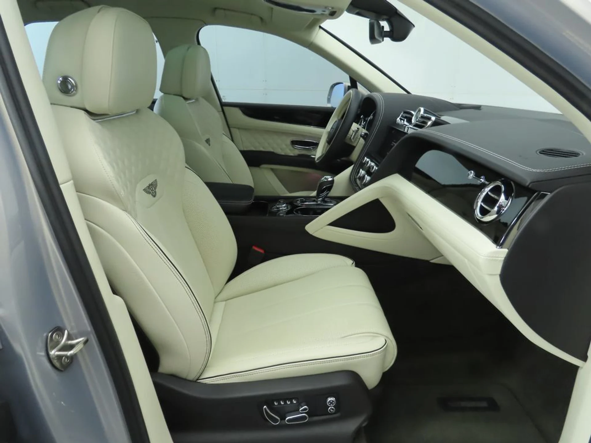 mph020_3137049348_used_2022_bentley_bentayga_v8awd_8119_22936219_21_1024_1427680b1e