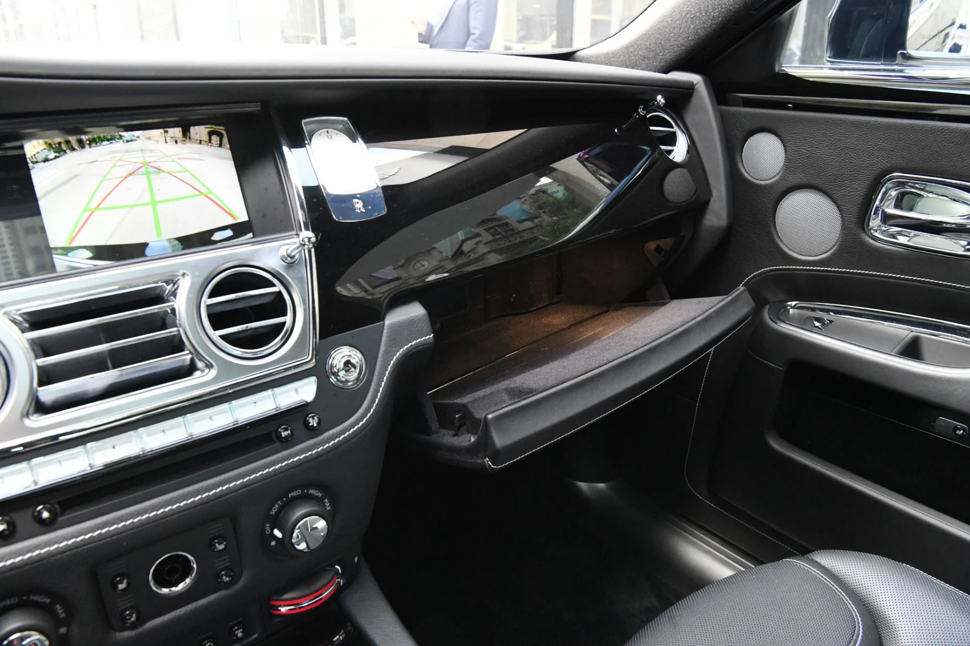 mph020_315079698_11957_p22_l_255356e9d8