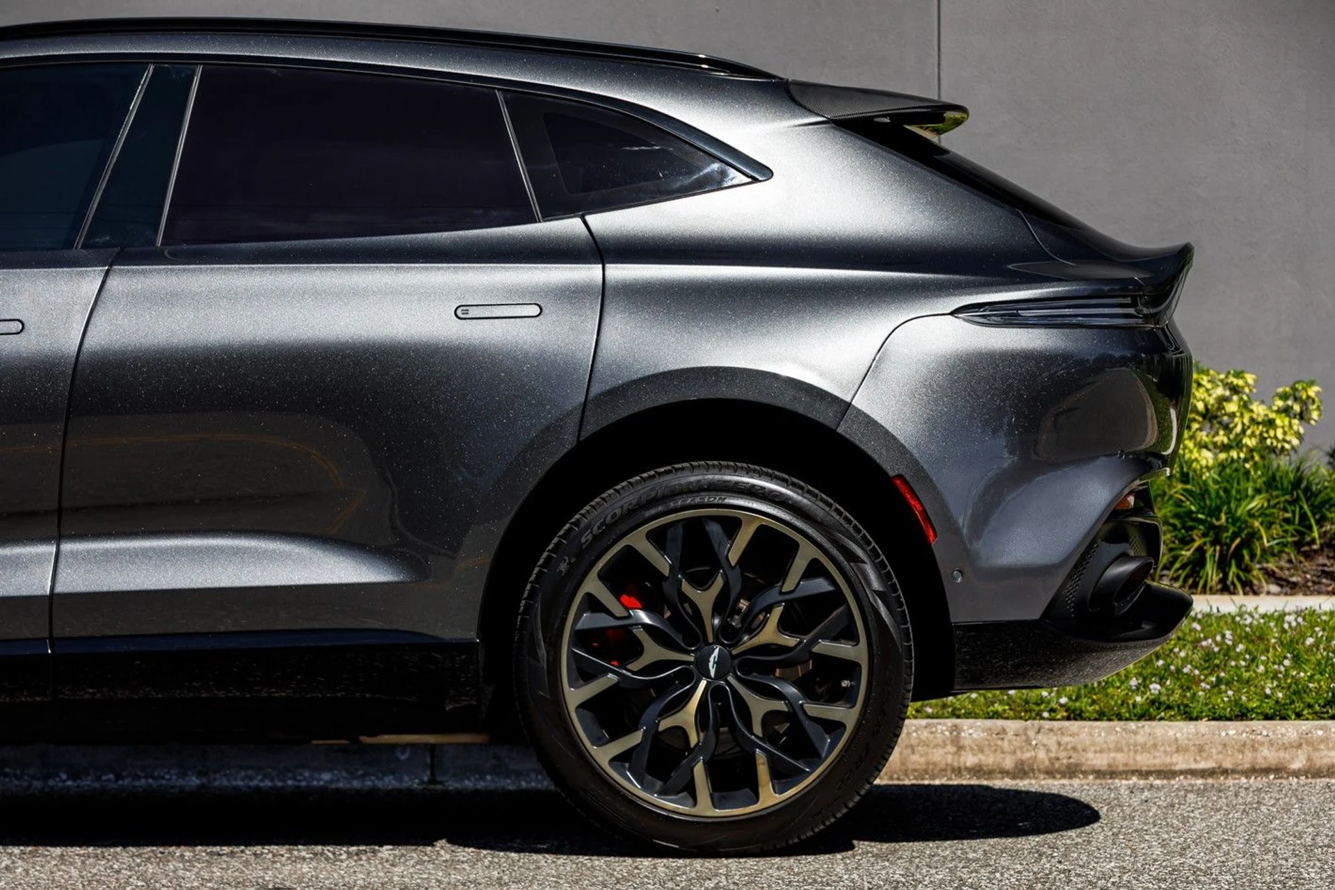 mph020_3159963394_Used_2021_Aston_Martin_DBX_71e69e9021