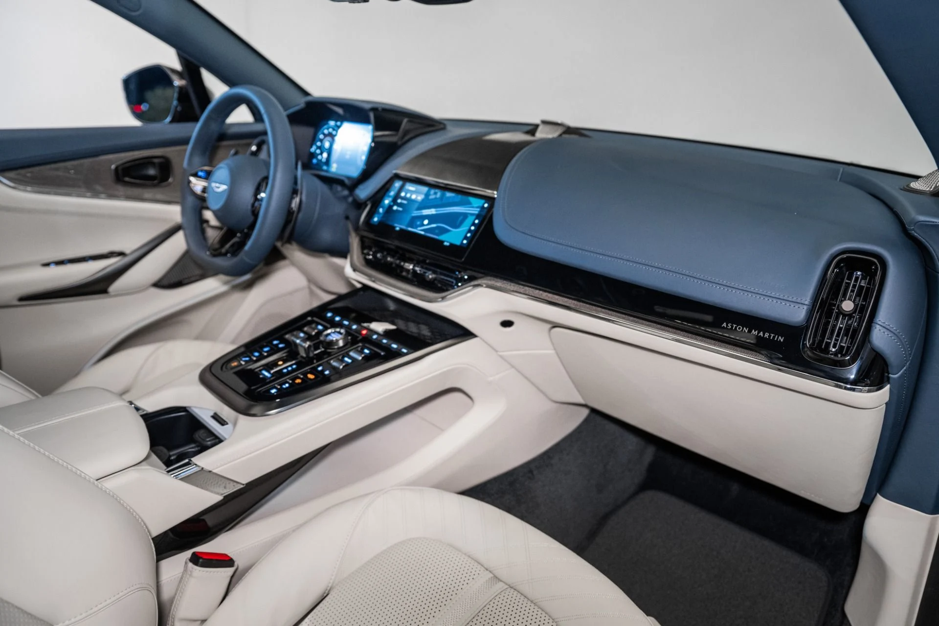 mph020_3166222660_Used_2025_Aston_Martin_DBX_707_1734711890_c620c65d7b